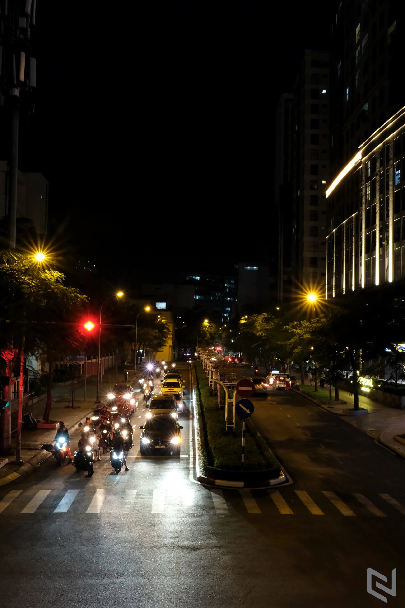 Trên tay Fujifilm X-S10: Chống rung thân máy rất tốt, nhỏ mà có võ