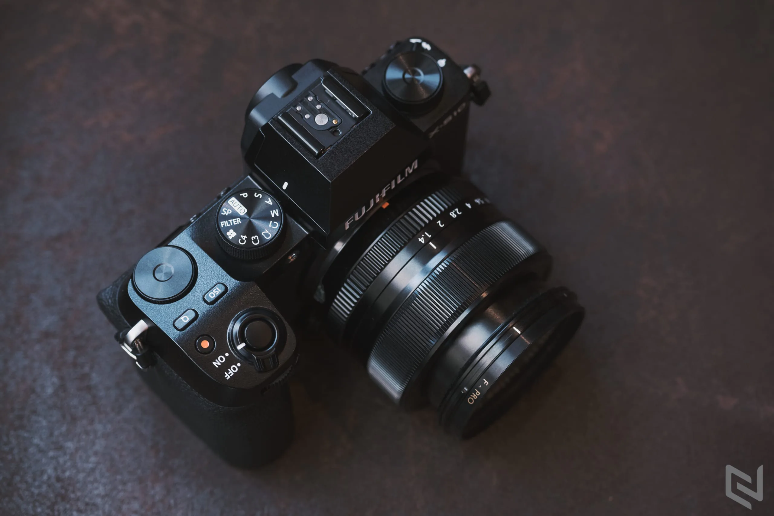 Trên tay Fujifilm X-S10: Chống rung thân máy rất tốt, nhỏ mà có võ