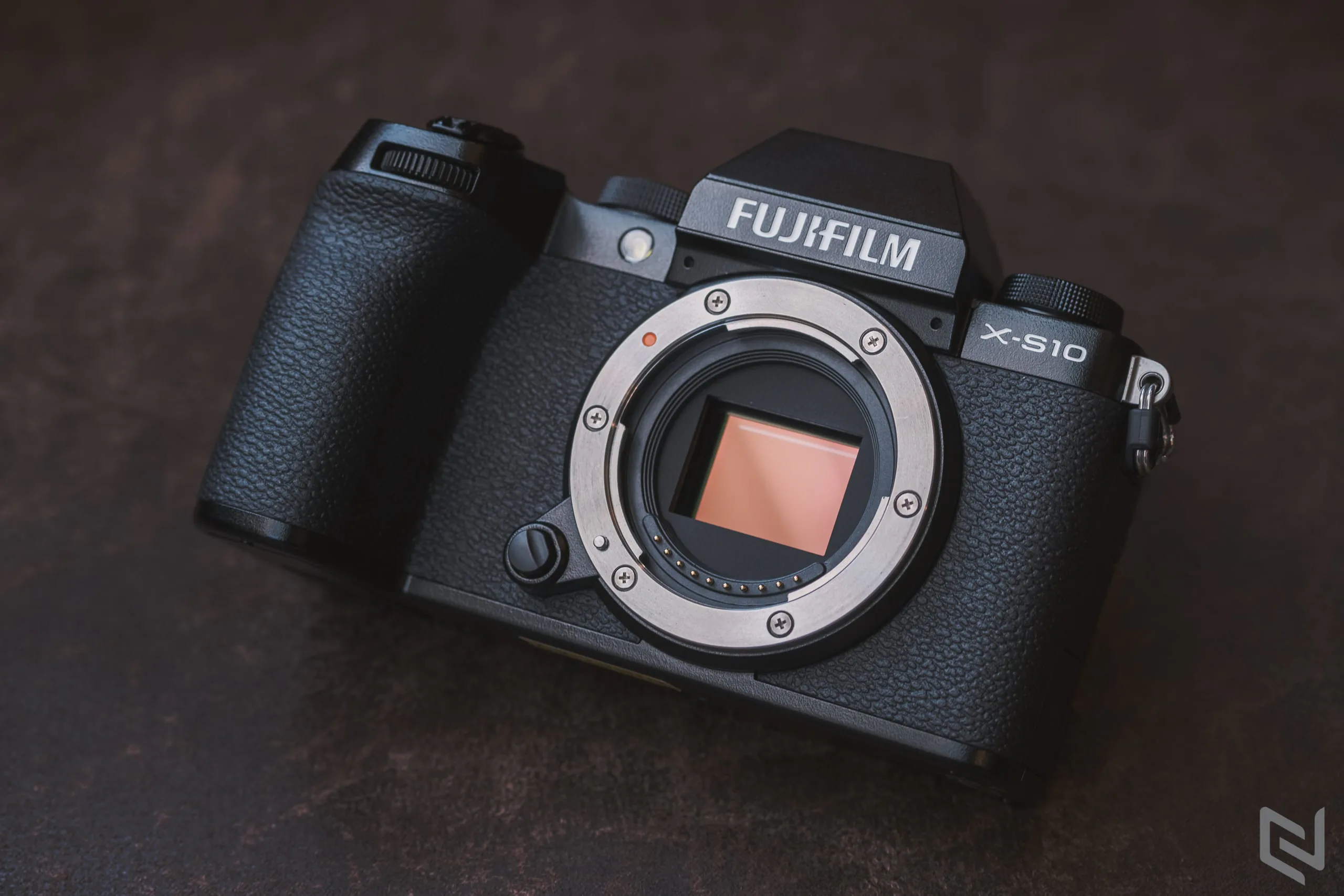 Trên tay Fujifilm X-S10: Chống rung thân máy rất tốt, nhỏ mà có võ