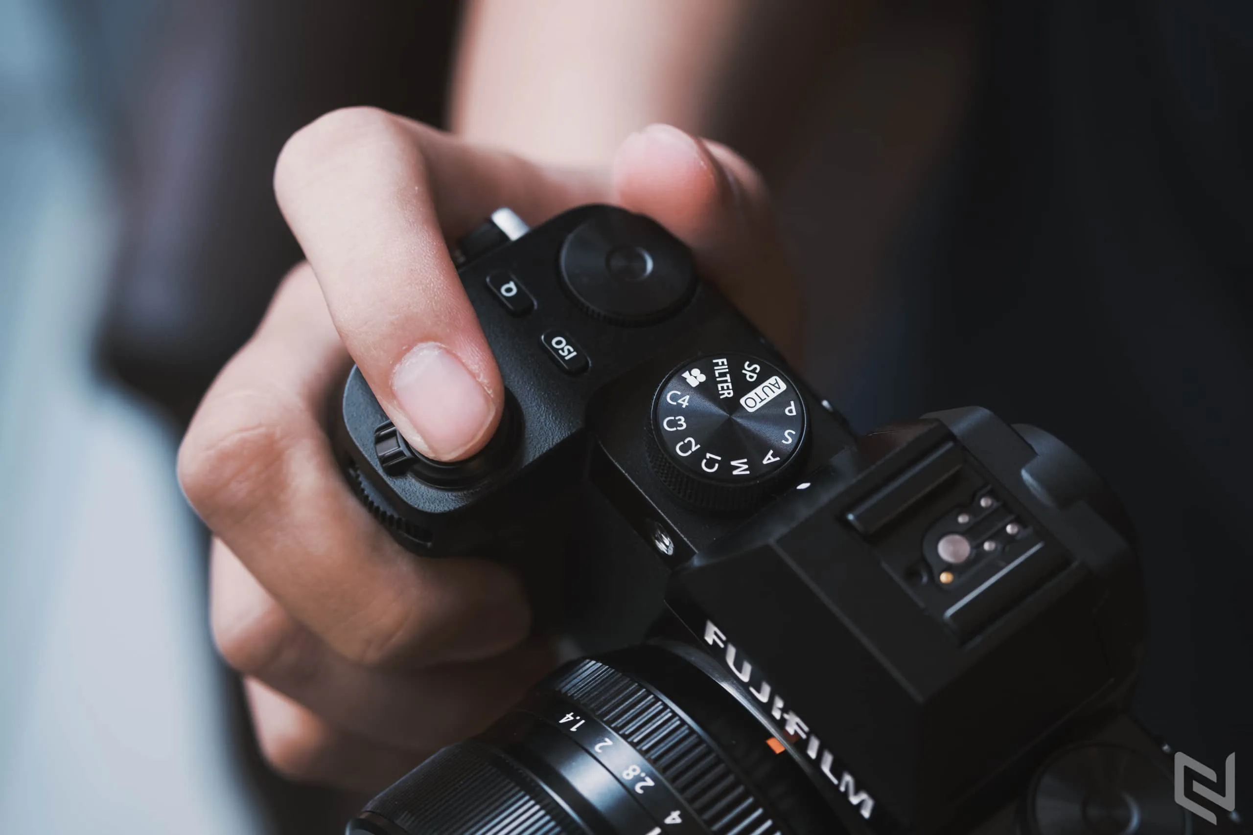 Trên tay Fujifilm X-S10: Chống rung thân máy rất tốt, nhỏ mà có võ