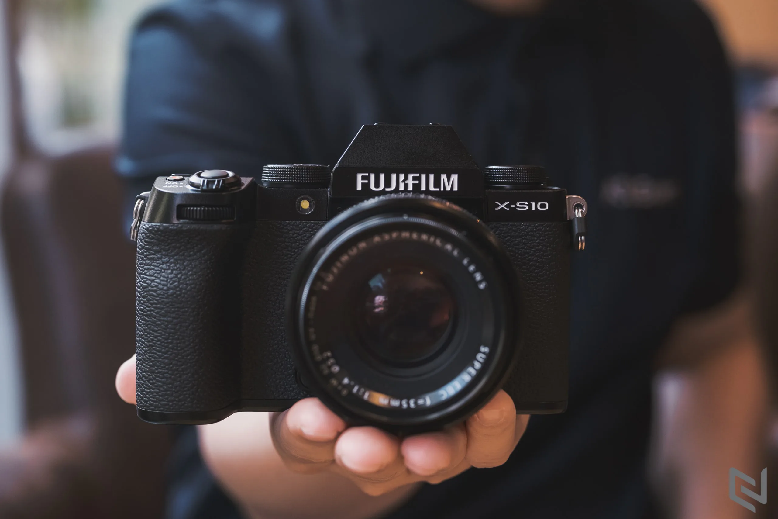 Trên tay Fujifilm X-S10: Chống rung thân máy rất tốt, nhỏ mà có võ
