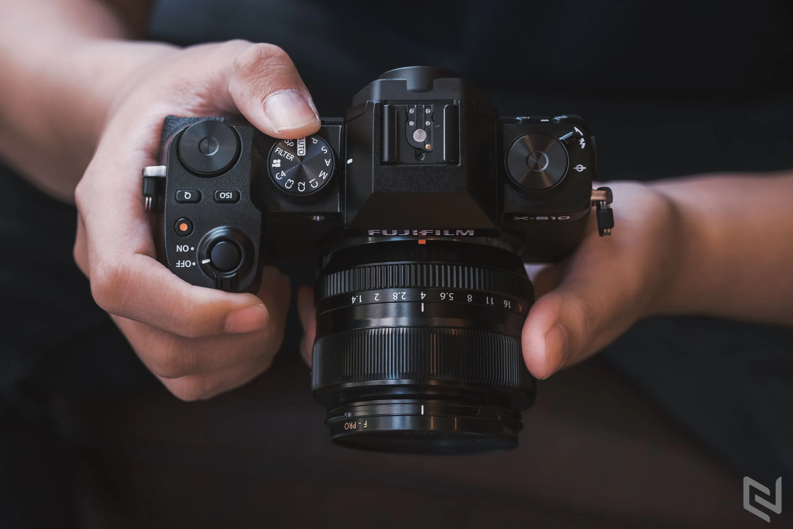 Trên tay Fujifilm X-S10: Chống rung thân máy rất tốt, nhỏ mà có võ