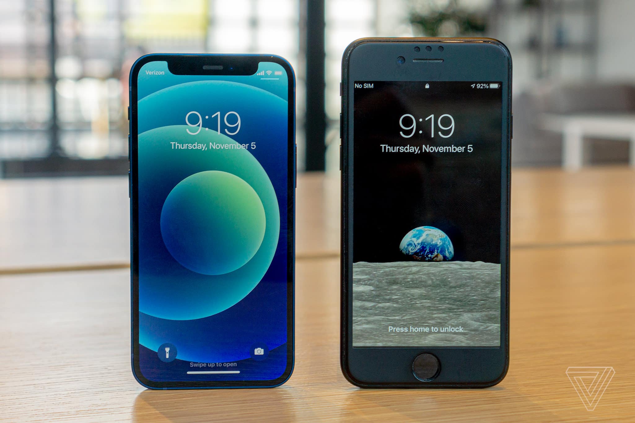 Trên tay và so sánh kích thước iPhone 12 Mini cùng iPhone 12 Pro Max