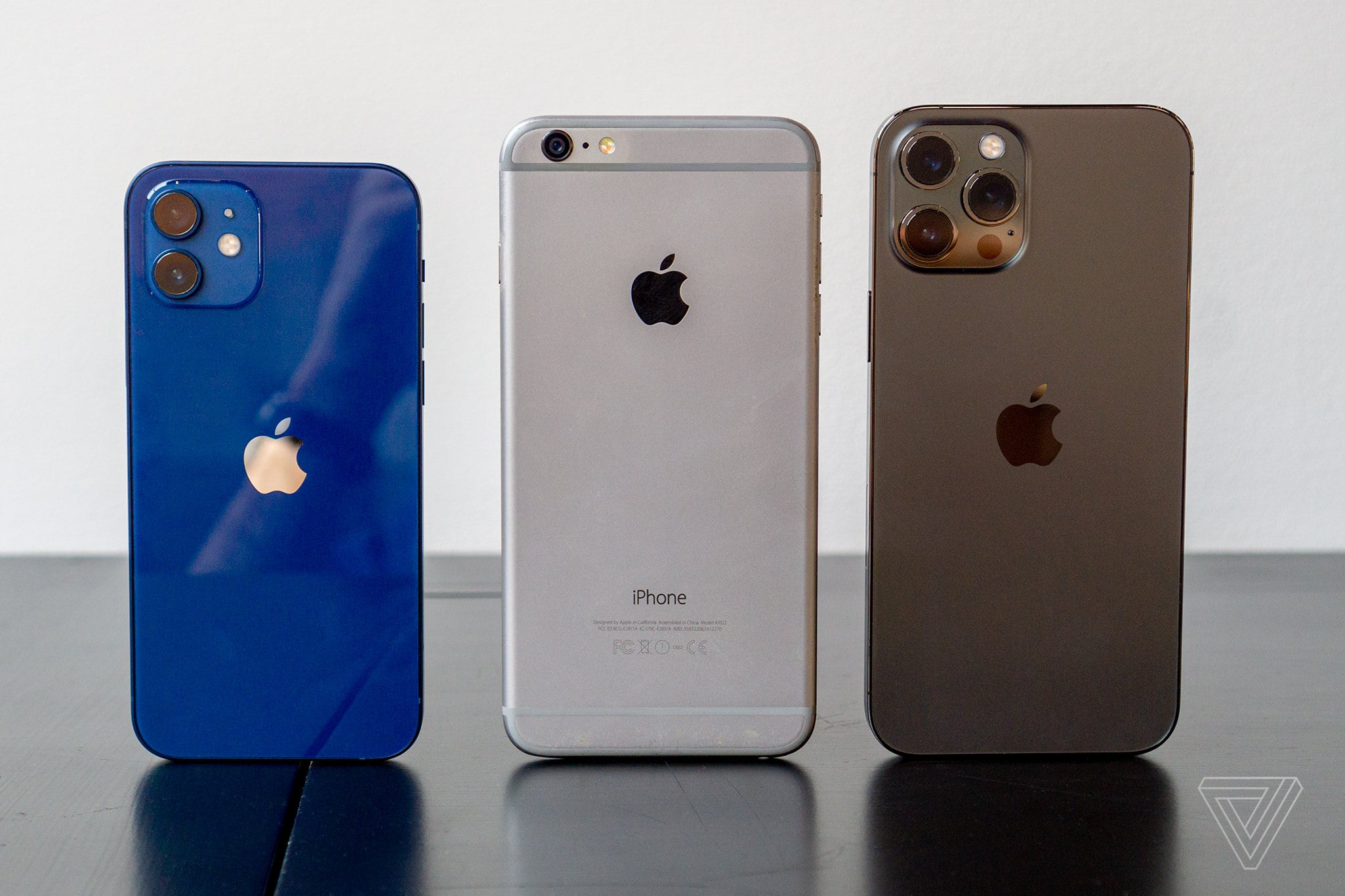 Trên tay và so sánh kích thước iPhone 12 Mini cùng iPhone 12 Pro Max