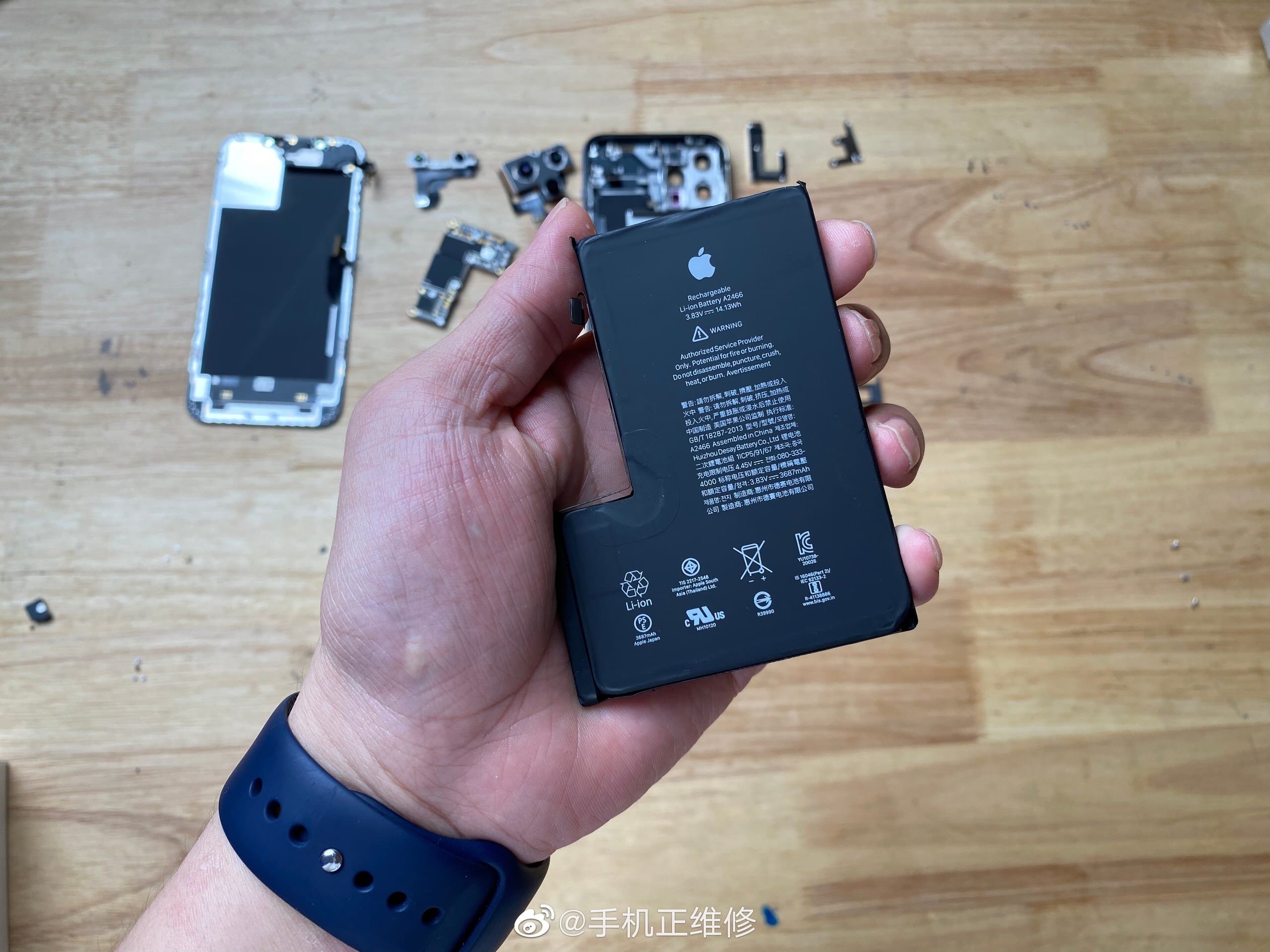 Tháo tung iPhone 12 Pro Max cho thấy viên pin dung lượng thấp hơn thế hệ trước