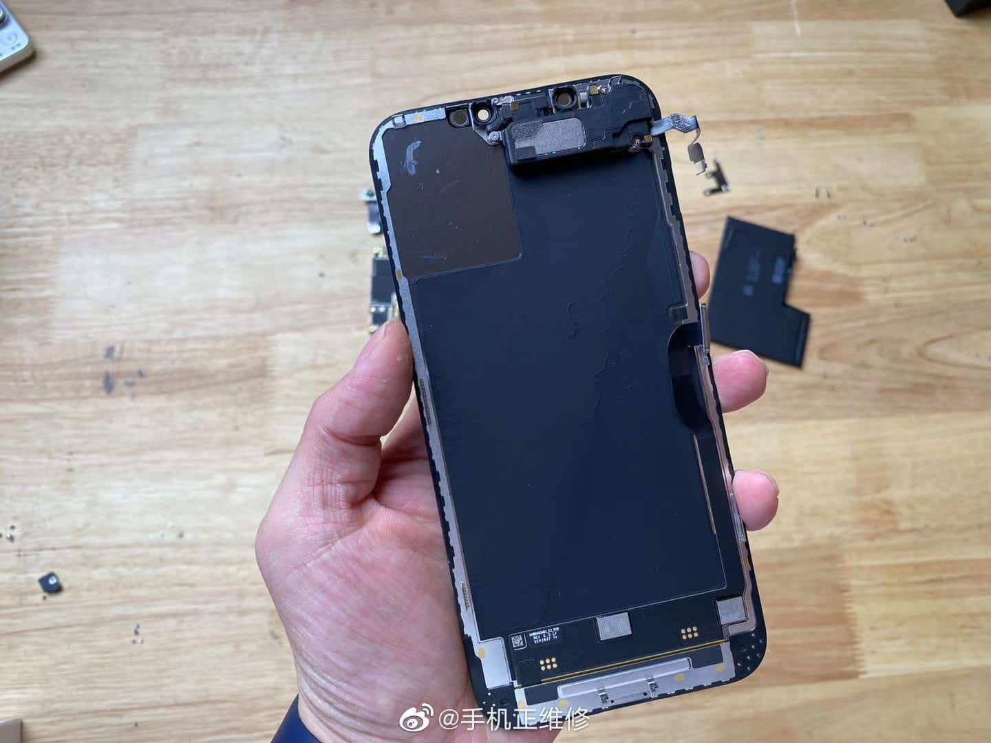 Tháo tung iPhone 12 Pro Max cho thấy viên pin dung lượng thấp hơn thế hệ trước