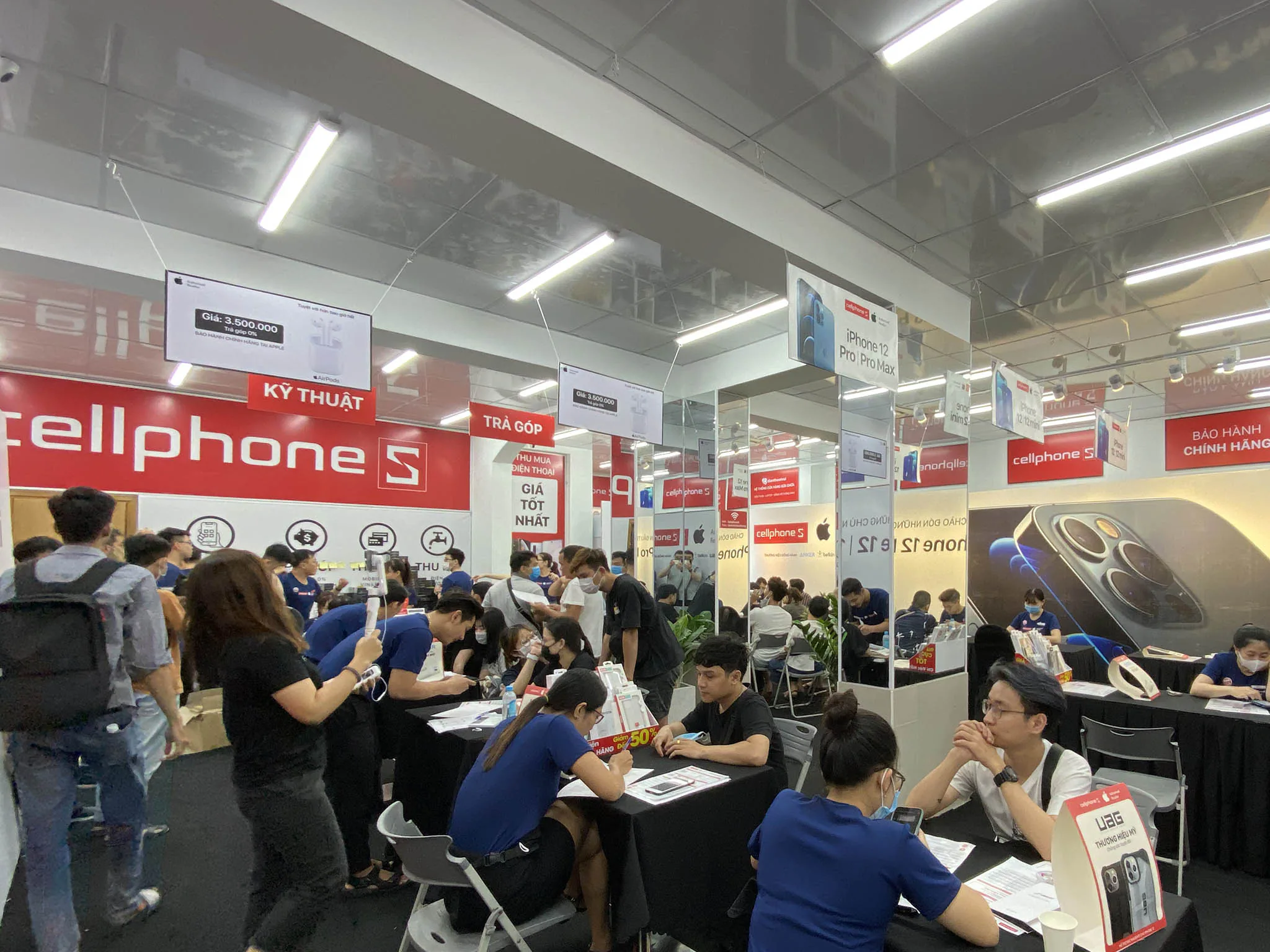 CellphoneS mở bán iPhone 12 series VN/A, vượt kì vọng với gần 8,000 đơn hàng
