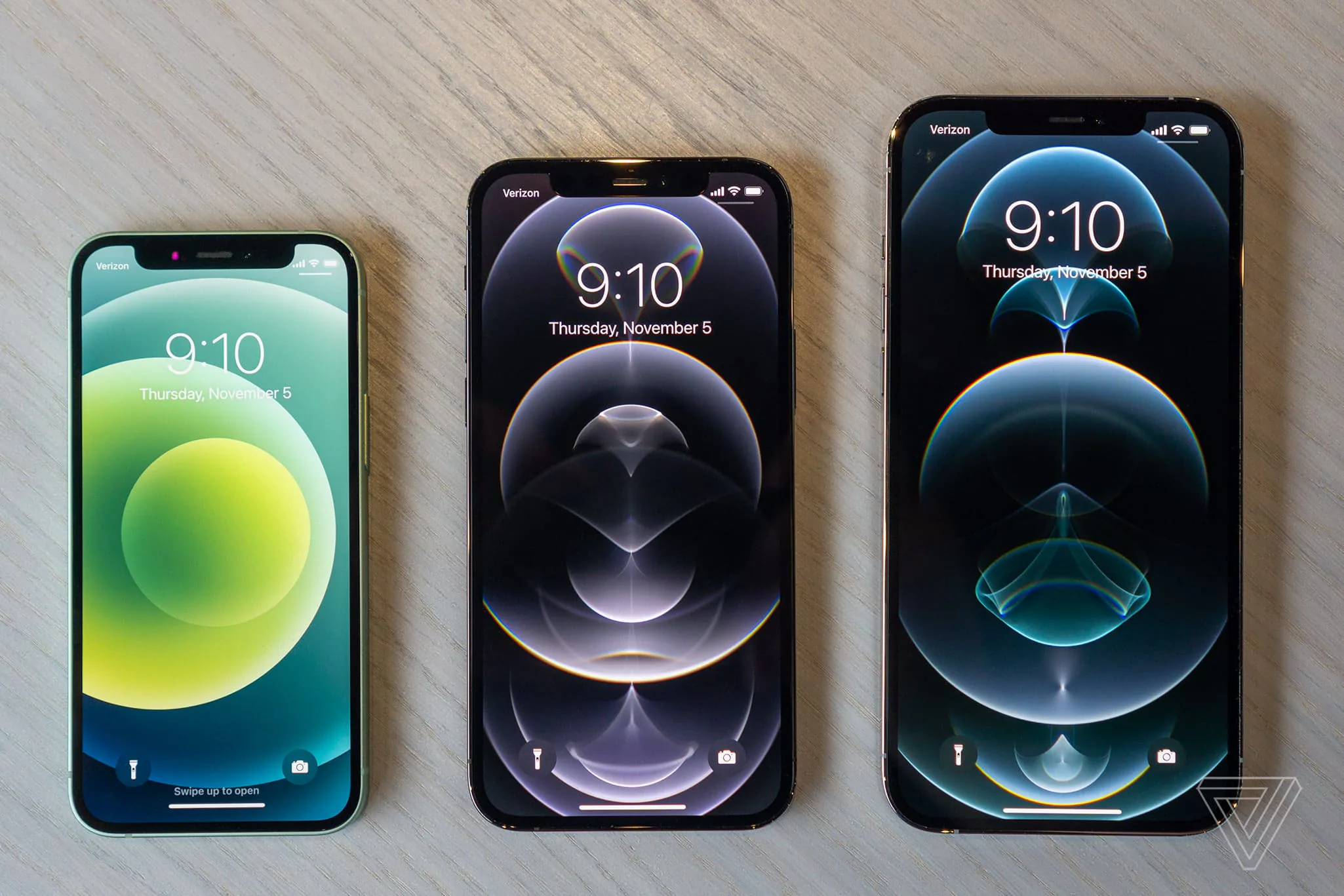 Trên tay và so sánh kích thước iPhone 12 Mini cùng iPhone 12 Pro Max