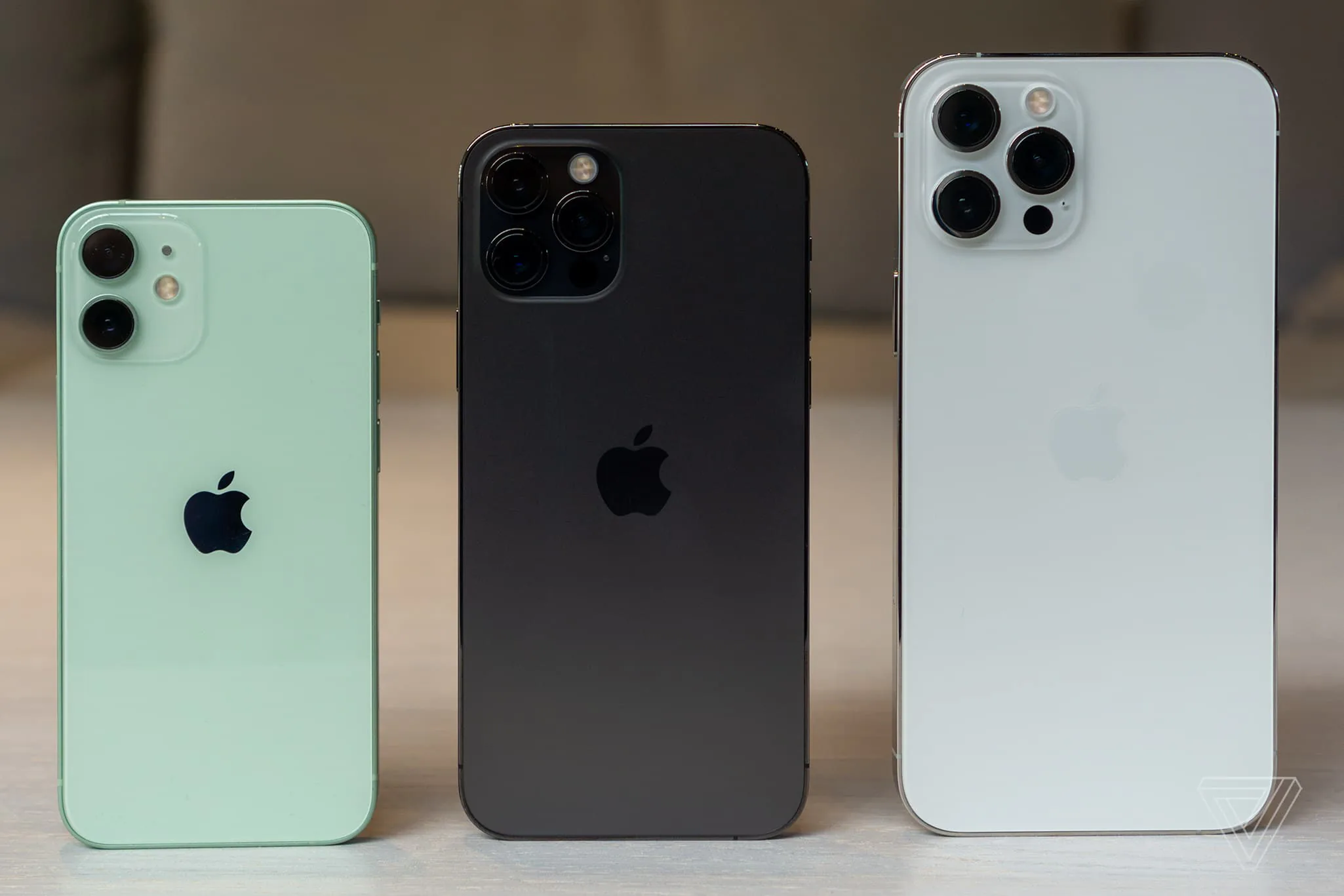 Trên tay và so sánh kích thước iPhone 12 Mini cùng iPhone 12 Pro Max
