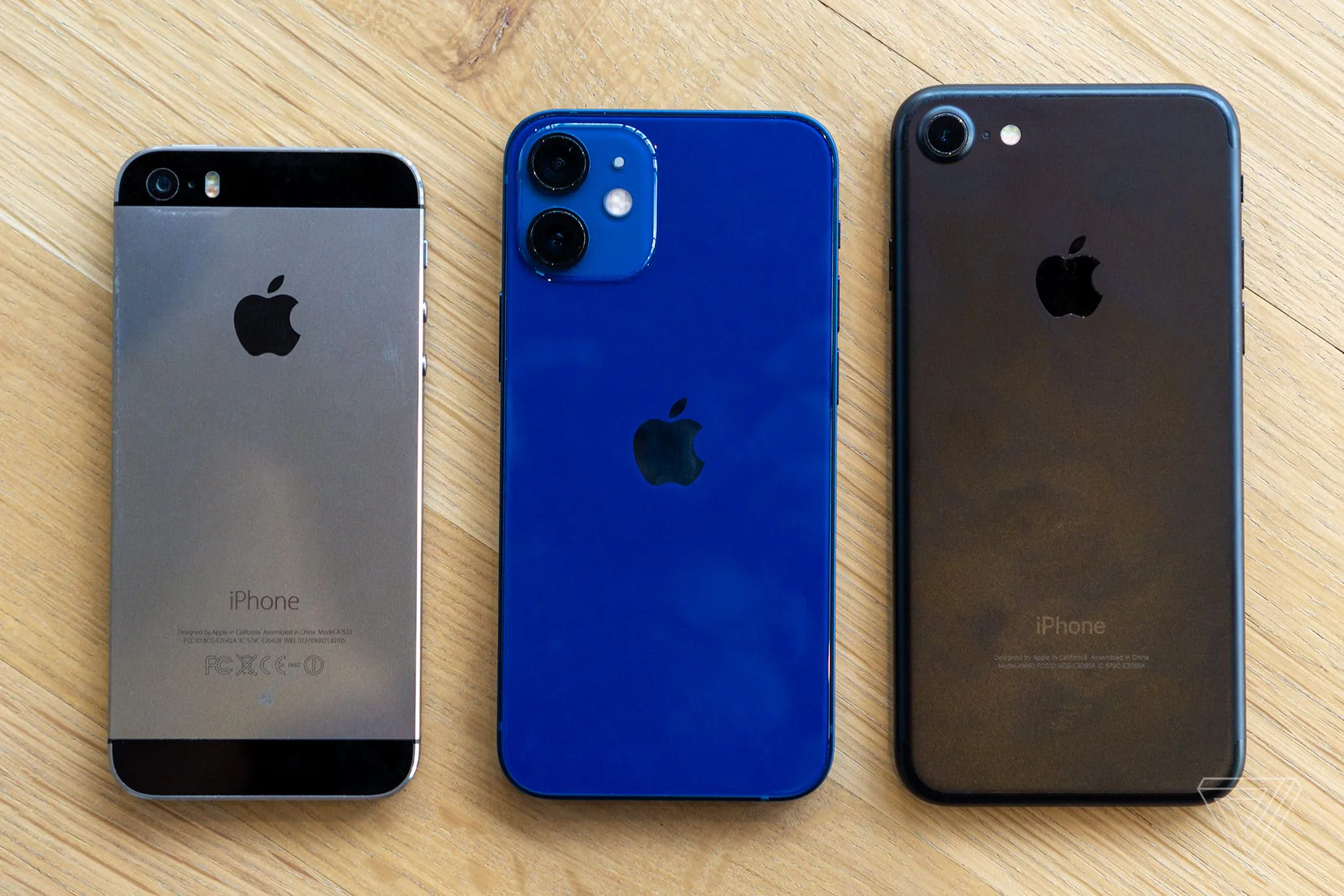 Trên tay và so sánh kích thước iPhone 12 Mini cùng iPhone 12 Pro Max