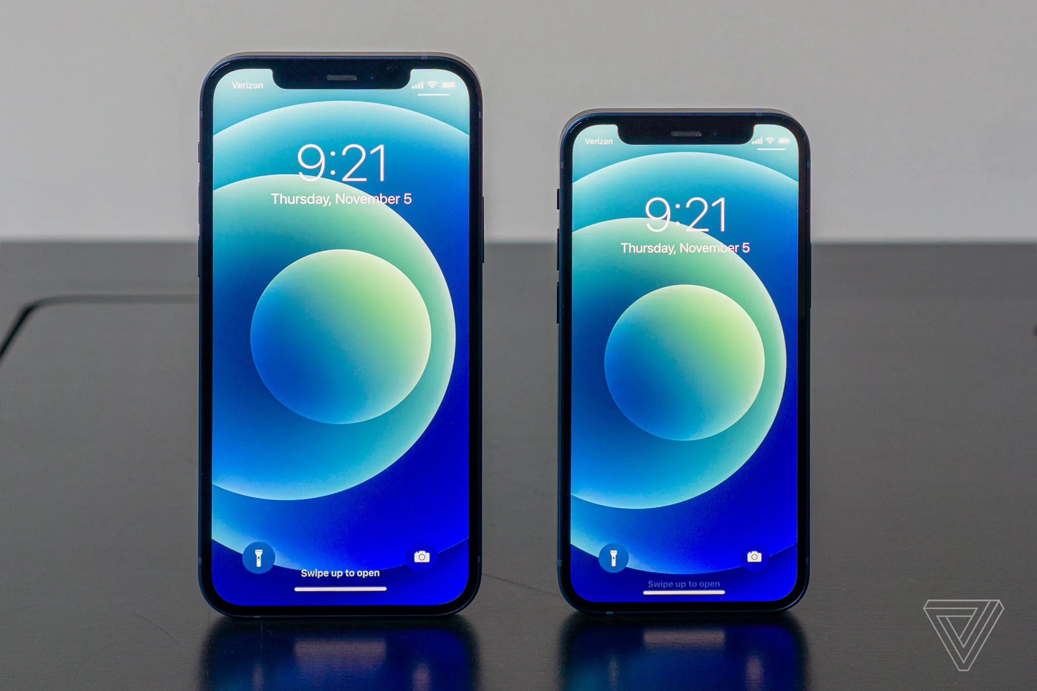 Trên tay và so sánh kích thước iPhone 12 Mini cùng iPhone 12 Pro Max