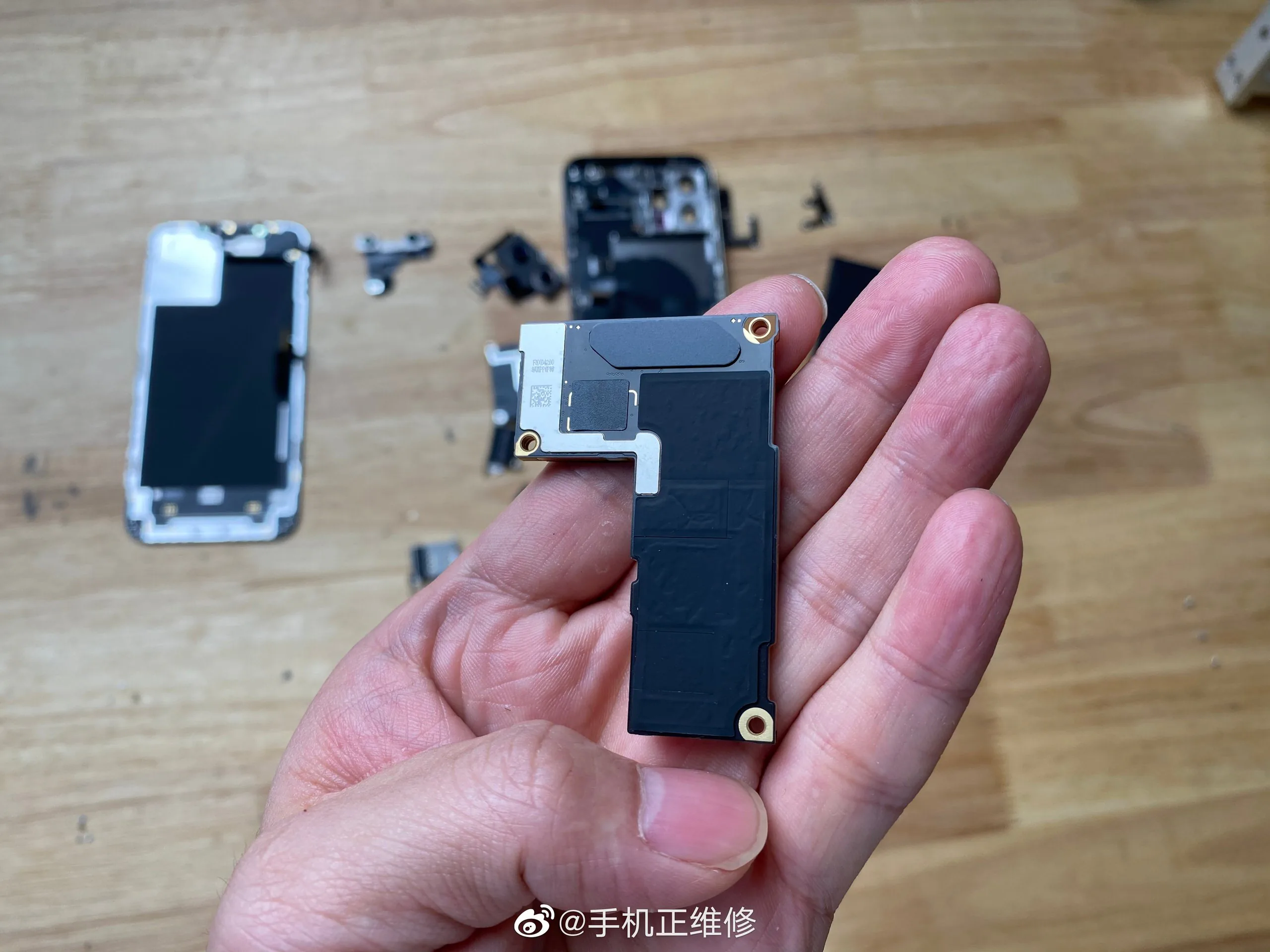 Tháo tung iPhone 12 Pro Max cho thấy viên pin dung lượng thấp hơn thế hệ trước