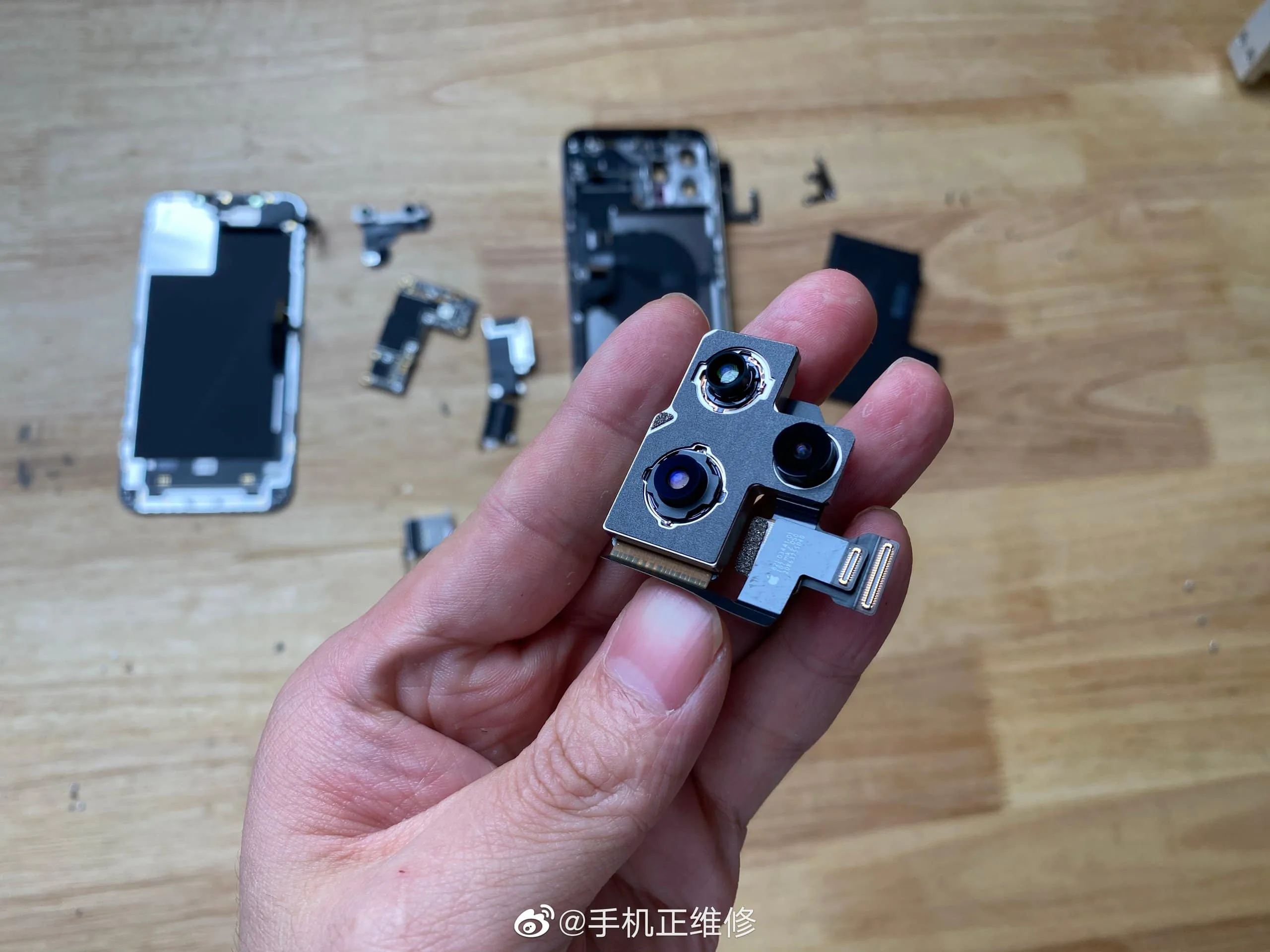 Tháo tung iPhone 12 Pro Max cho thấy viên pin dung lượng thấp hơn thế hệ trước
