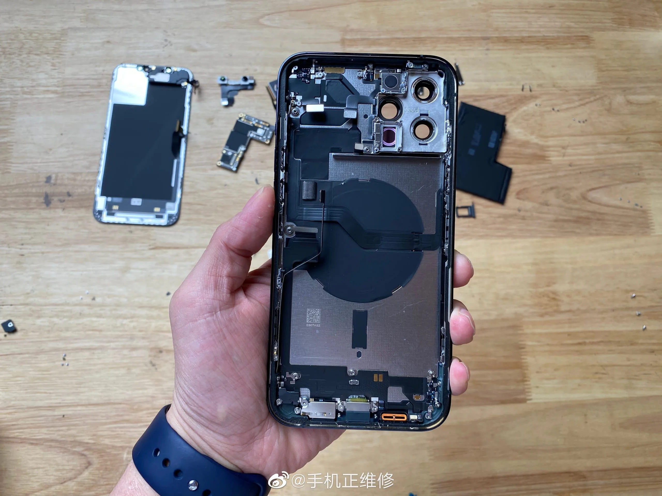 Tháo tung iPhone 12 Pro Max cho thấy viên pin dung lượng thấp hơn thế hệ trước