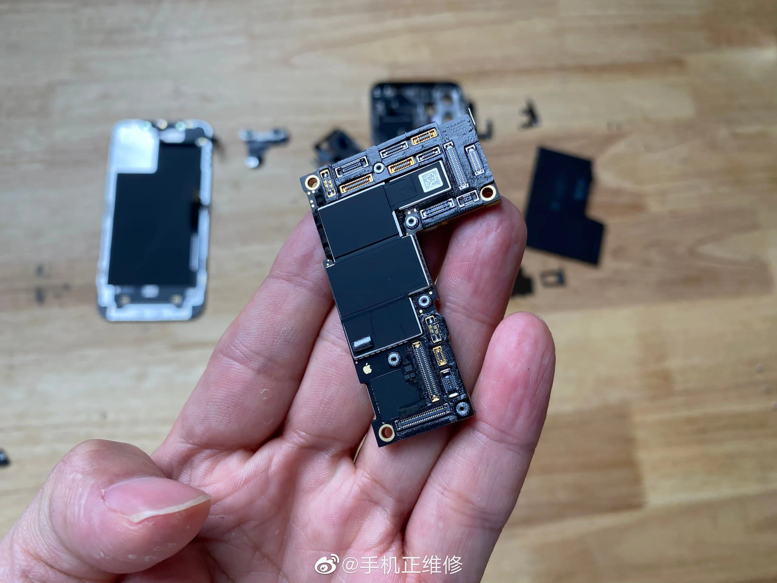 Tháo tung iPhone 12 Pro Max cho thấy viên pin dung lượng thấp hơn thế hệ trước