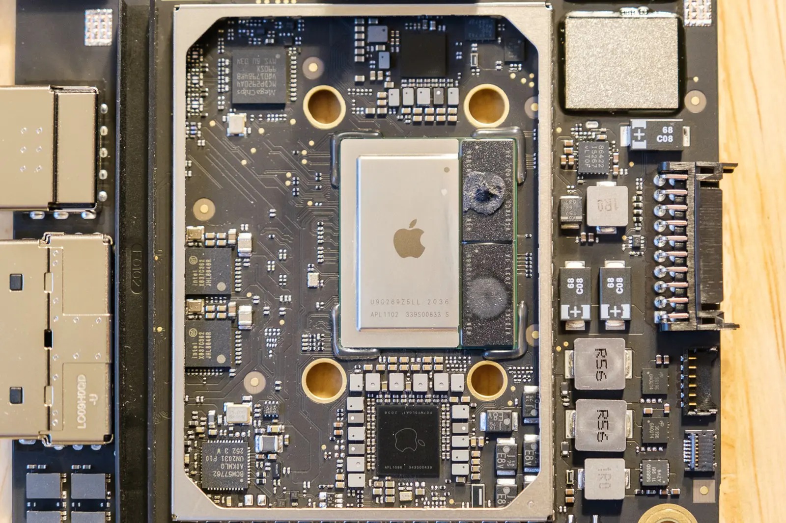 Tháo tung Mac Mini mới cho thấy con chip M1 nhỏ bé nhưng rất mạnh