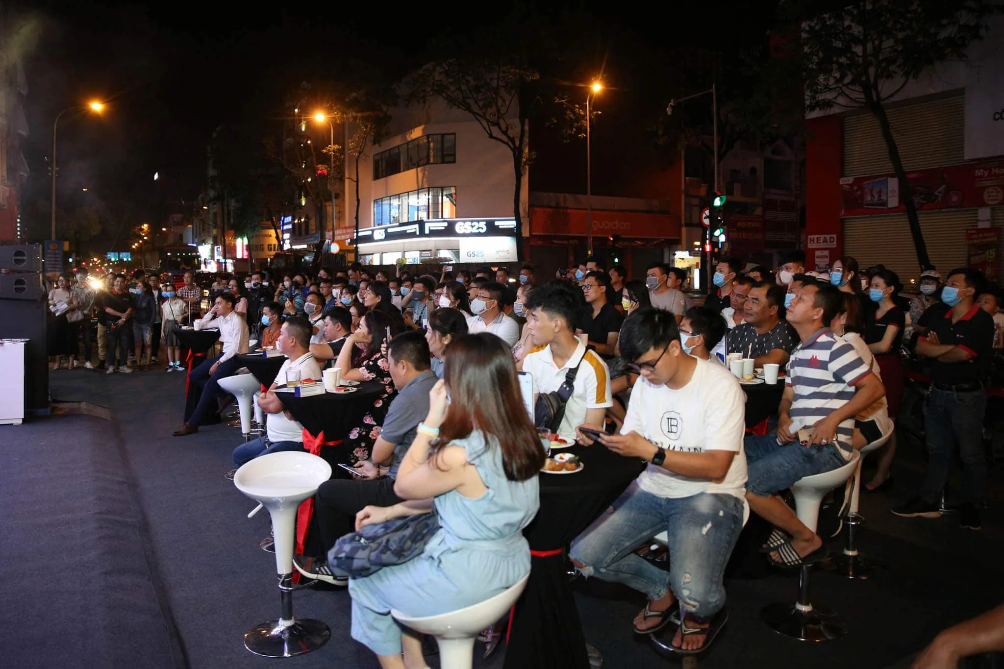 Giữa đêm, FPT Shop mở bán iPhone 12 chính hãng, ghi nhận số đơn đặt hàng kỷ lục