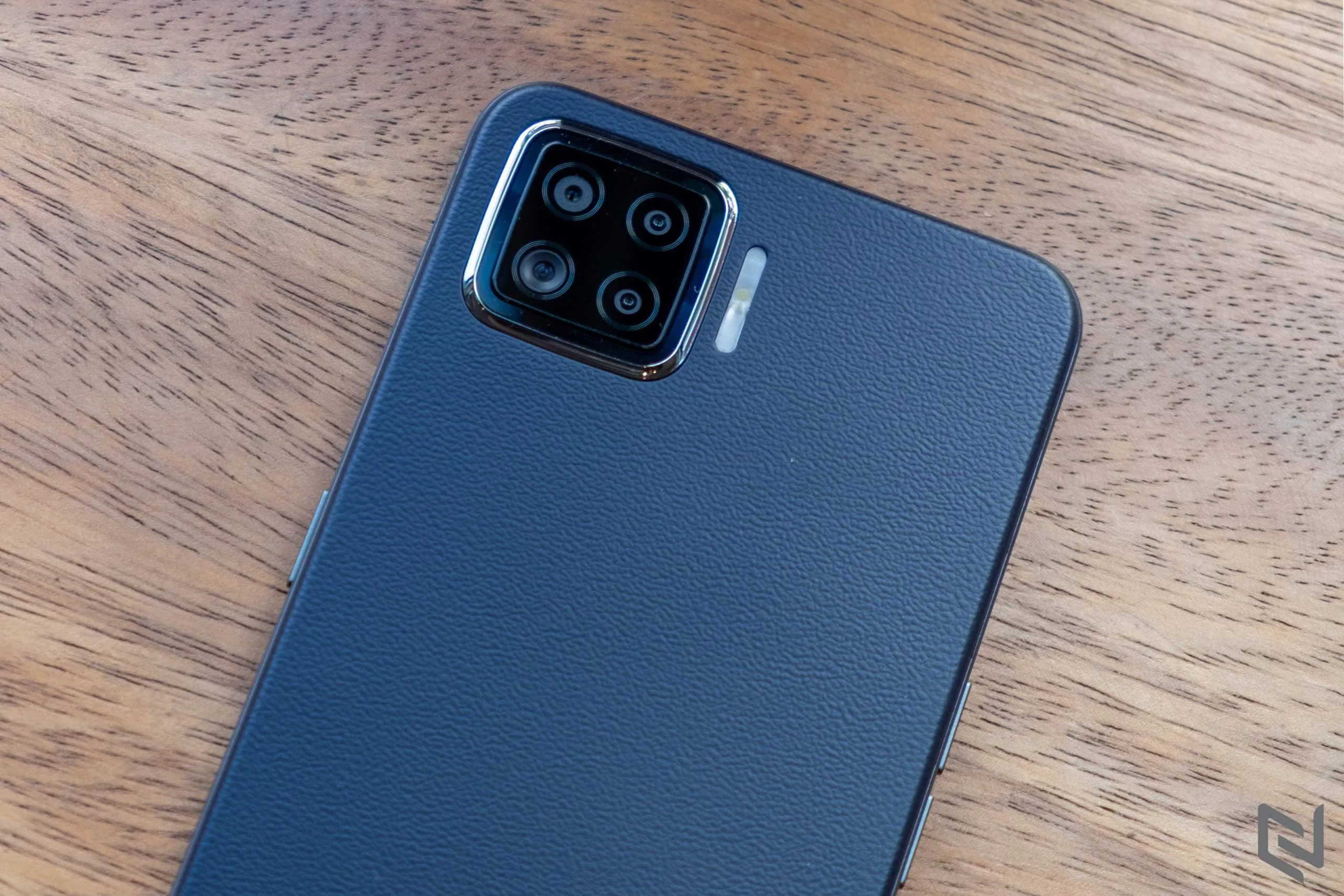 Mở hộp OPPO A73: Nổi bật với mặt lưng vân da, sạc nhanh 30W và 4 camera