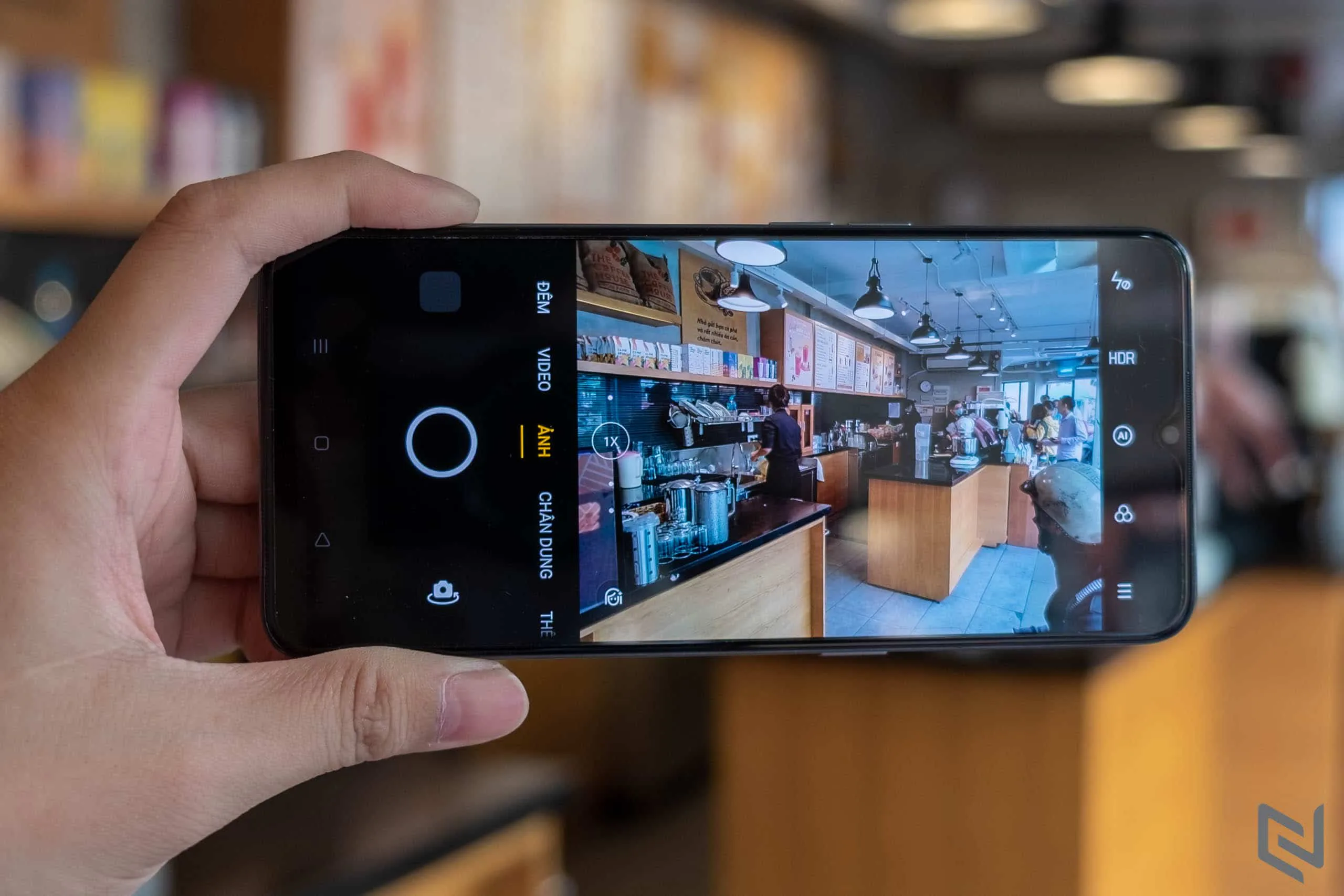 Mở hộp OPPO A73: Nổi bật với mặt lưng vân da, sạc nhanh 30W và 4 camera
