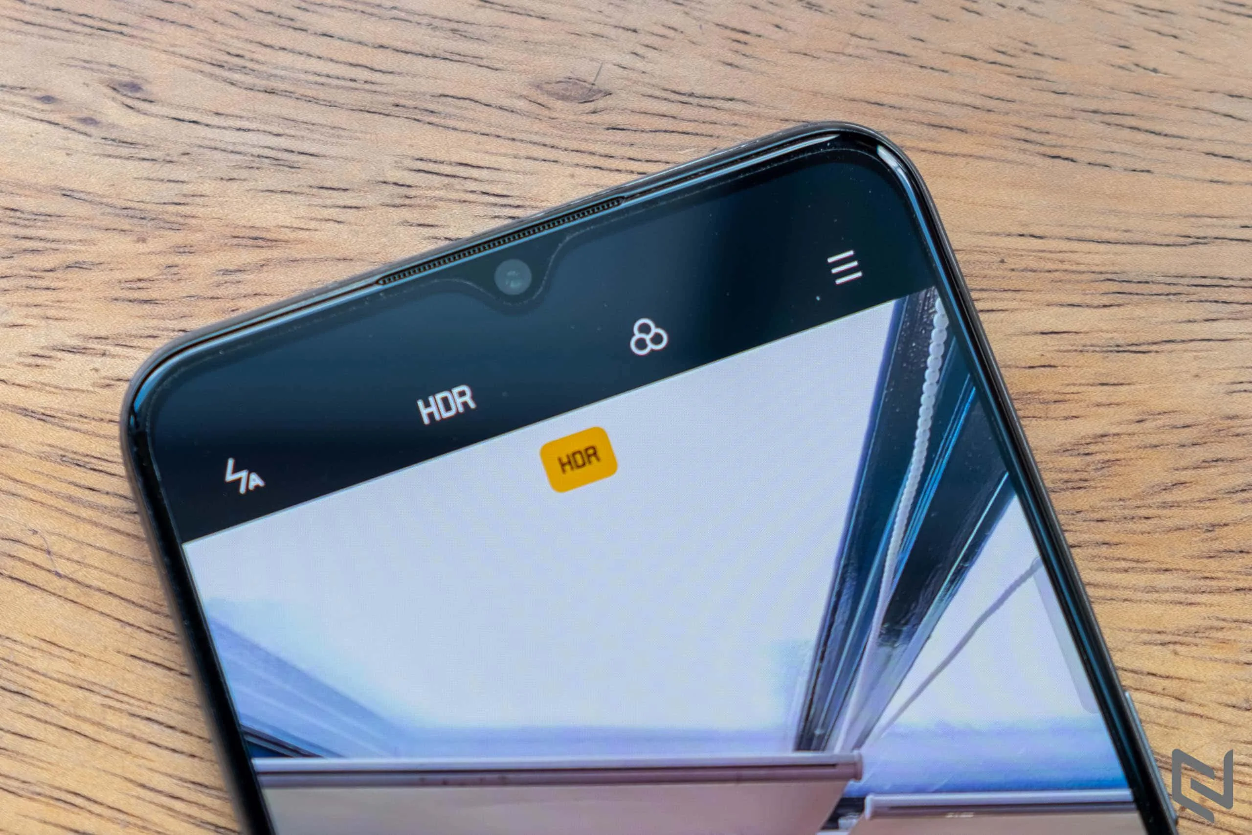 Mở hộp OPPO A73: Nổi bật với mặt lưng vân da, sạc nhanh 30W và 4 camera