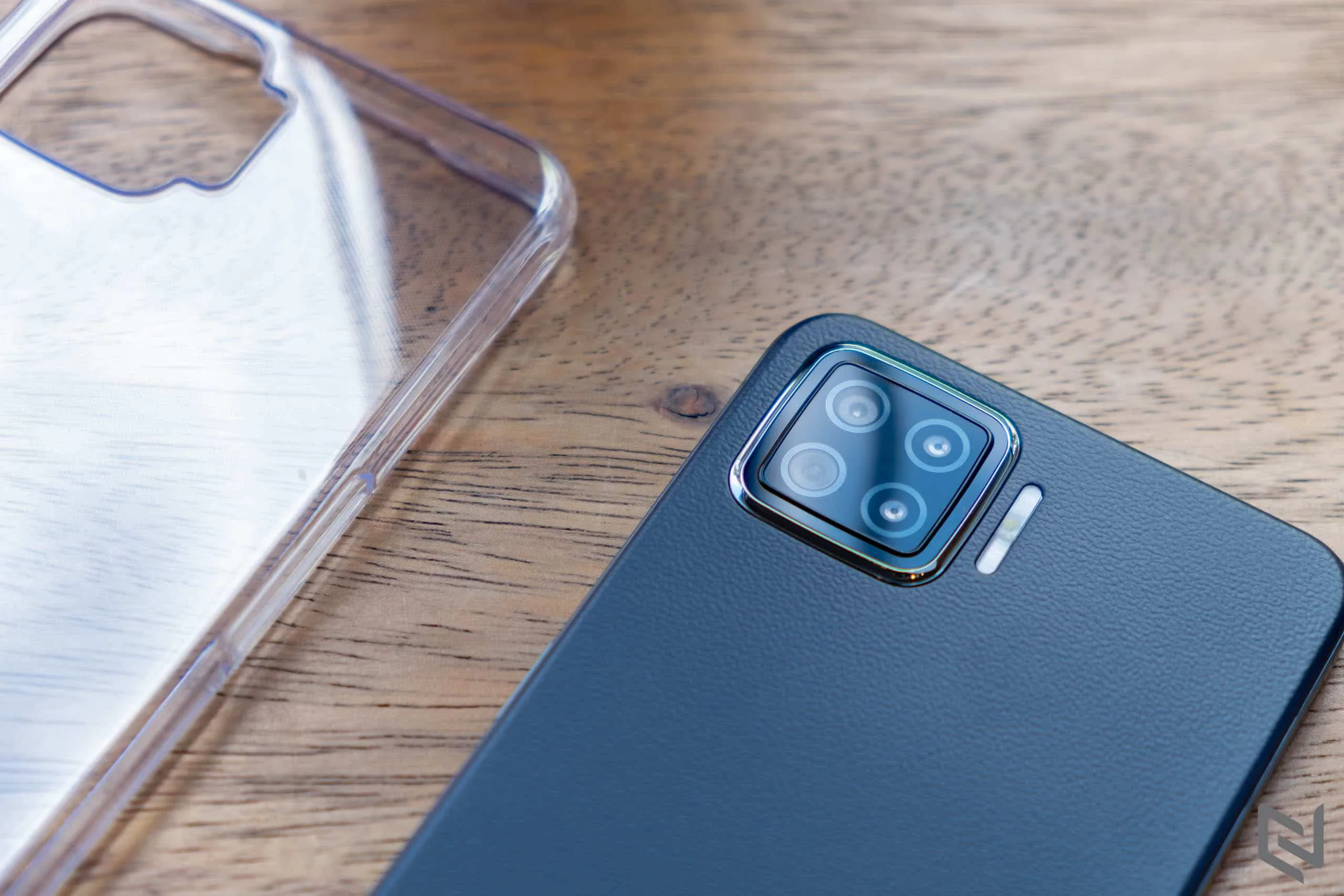 Mở hộp OPPO A73: Nổi bật với mặt lưng vân da, sạc nhanh 30W và 4 camera