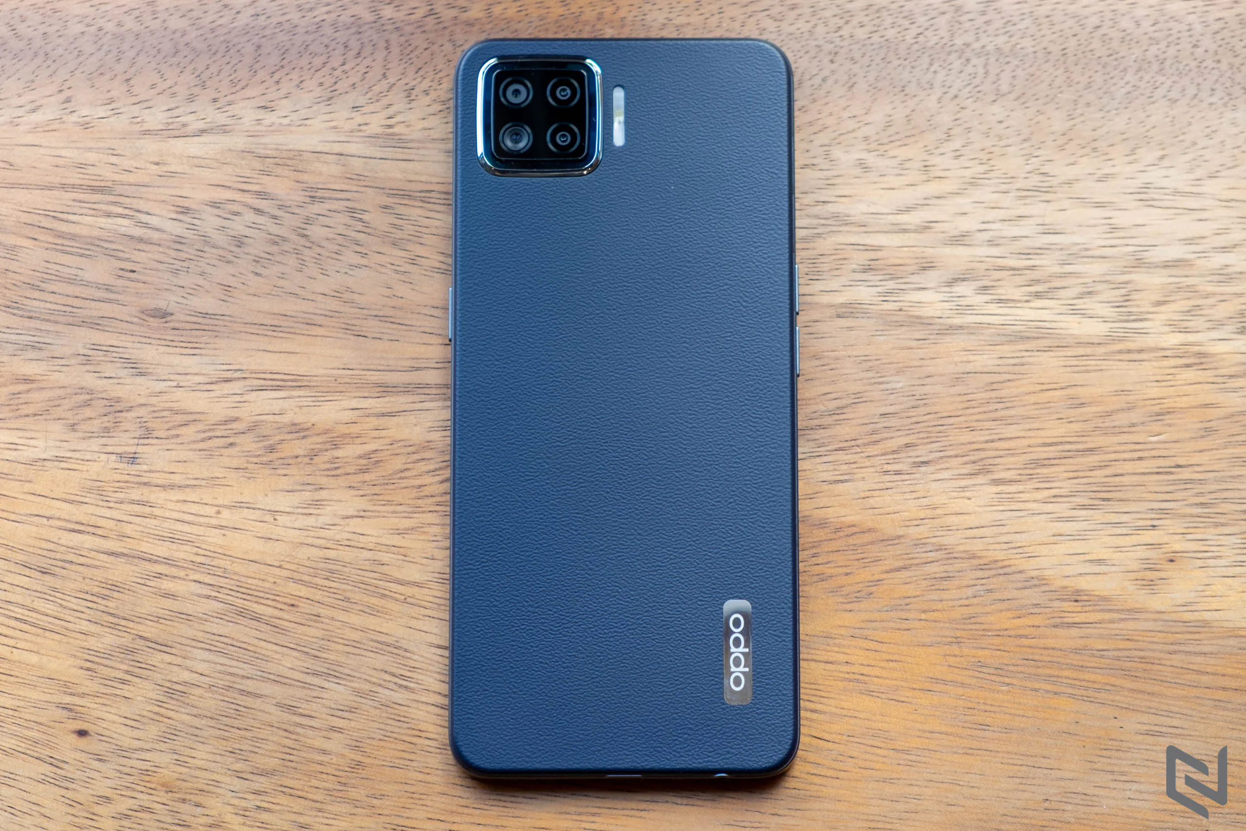 Mở hộp OPPO A73: Nổi bật với mặt lưng vân da, sạc nhanh 30W và 4 camera