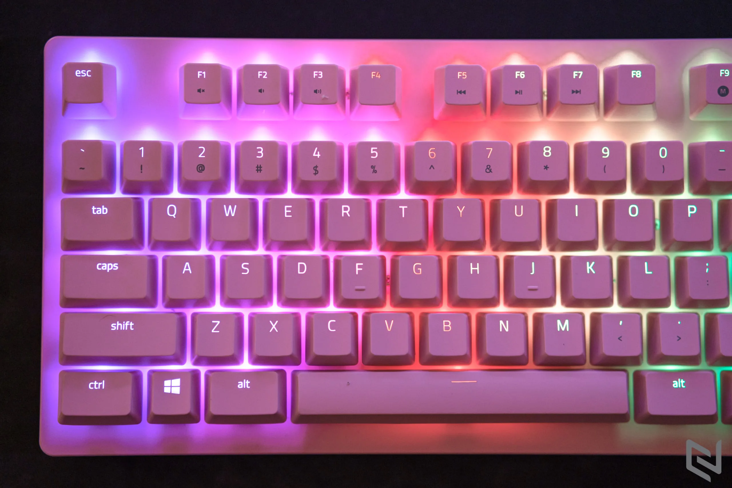 Trên tay bàn phím Razer Huntsman Quartz: Hồng cá tính, Switch quang học độc quyền, đèn RGB đẹp mắt