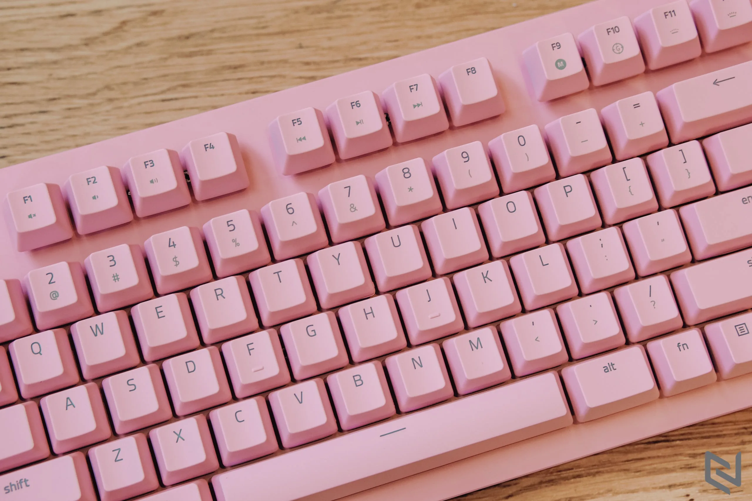 Trên tay bàn phím Razer Huntsman Quartz: Hồng cá tính, Switch quang học độc quyền, đèn RGB đẹp mắt