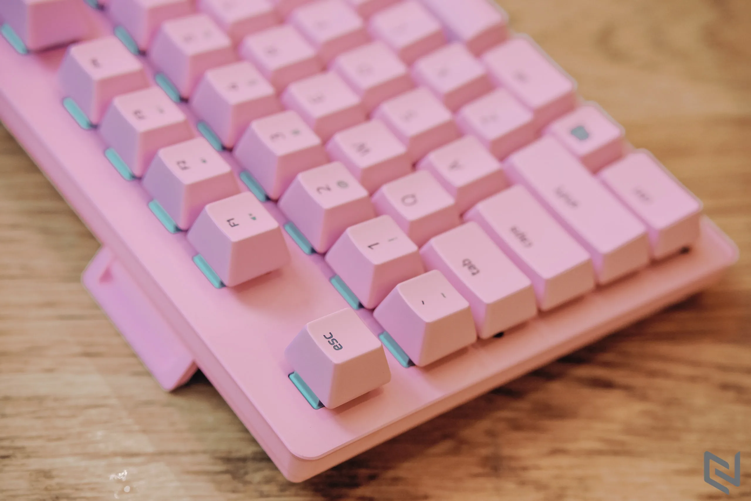 Trên tay bàn phím Razer Huntsman Quartz: Hồng cá tính, Switch quang học độc quyền, đèn RGB đẹp mắt