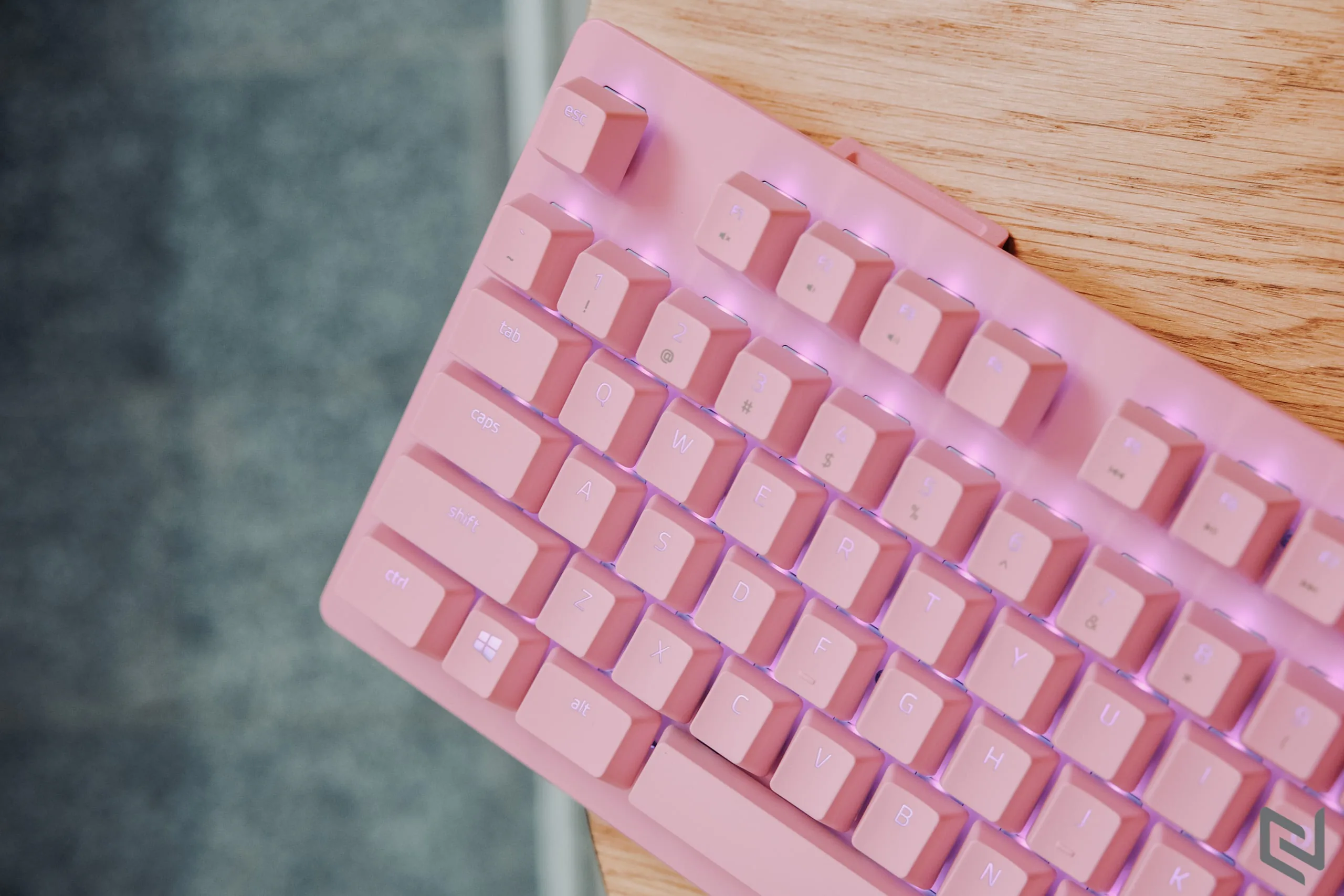 Trên tay bàn phím Razer Huntsman Quartz: Hồng cá tính, Switch quang học độc quyền, đèn RGB đẹp mắt