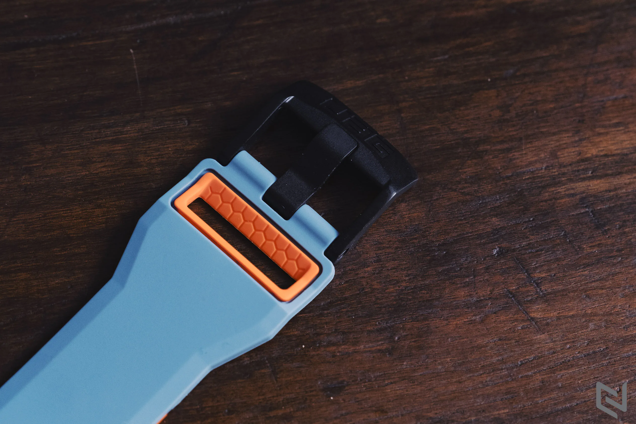 Trên tay dây cao su UAG Civilian cho Apple Watch, xịn hơn dây cao su zin của Apple