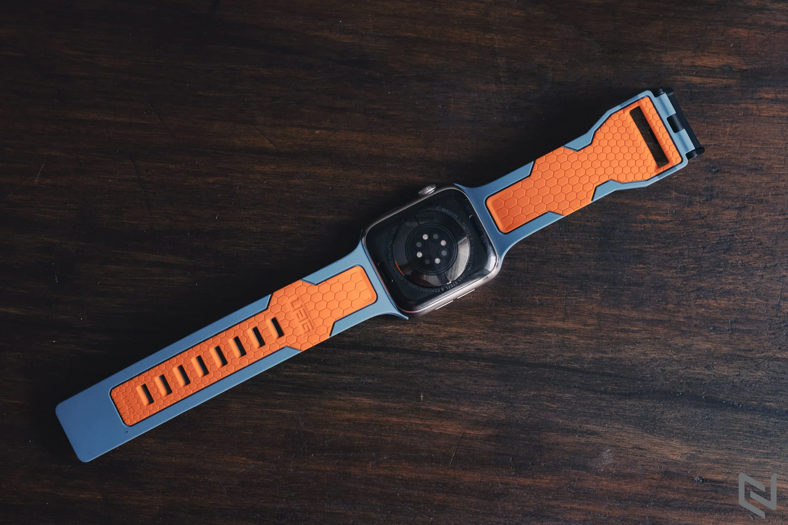 Trên tay dây cao su UAG Civilian cho Apple Watch, xịn hơn dây cao su zin của Apple
