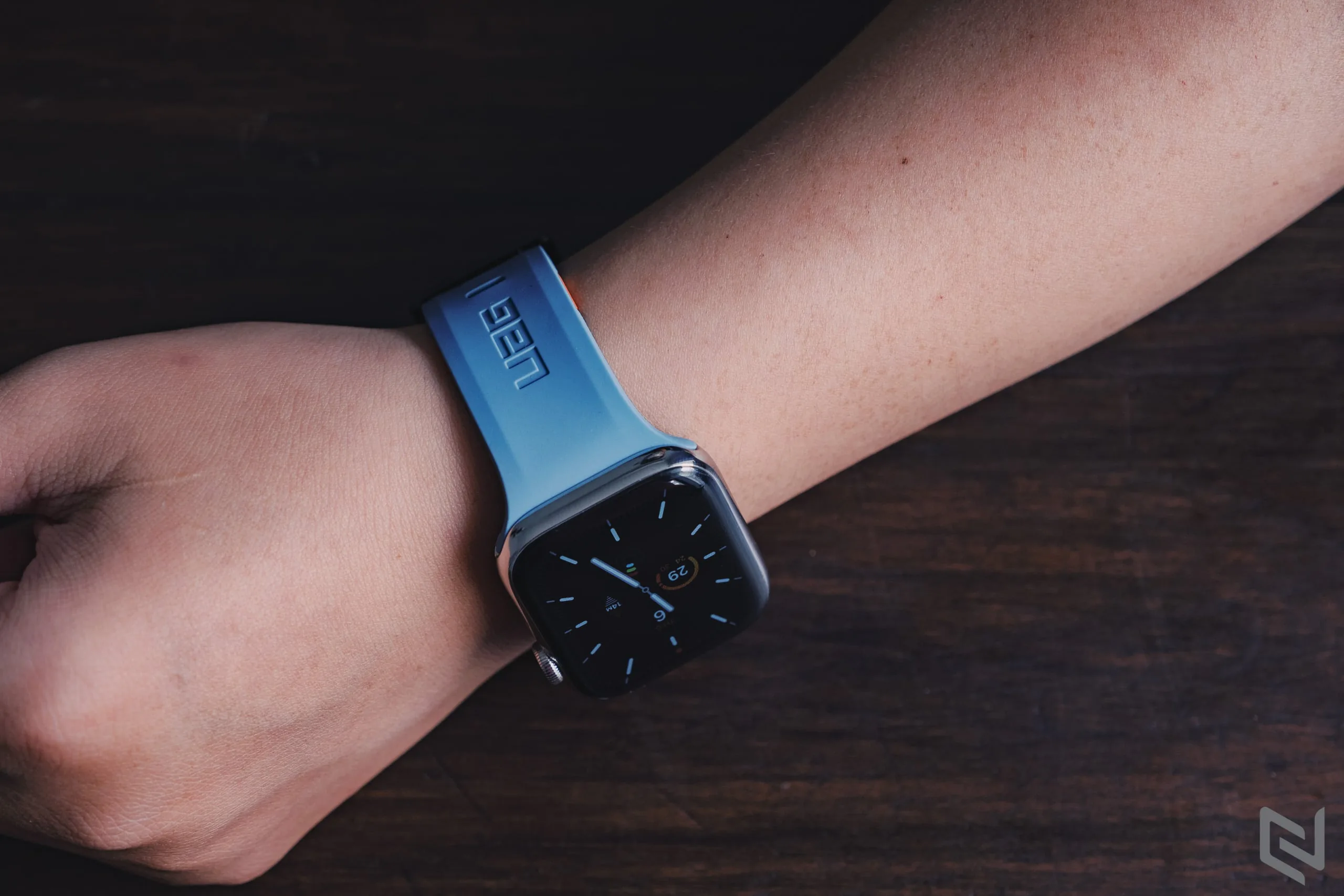 Trên tay dây cao su UAG Civilian cho Apple Watch, xịn hơn dây cao su zin của Apple