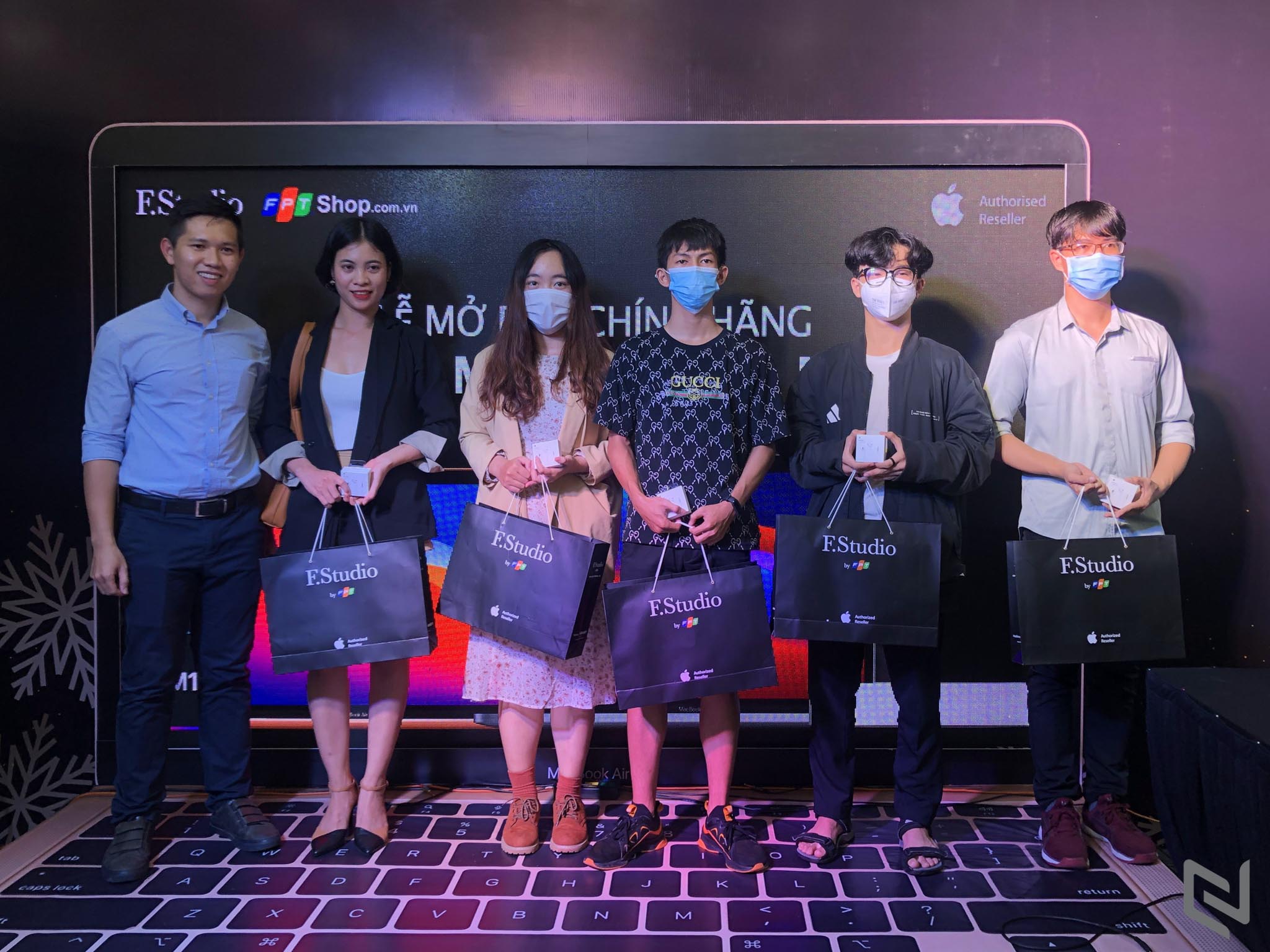 FPT Shop là chuỗi cửa hàng chính hãng đầu tiên mở bán MacBook M1 2020 tại Việt Nam