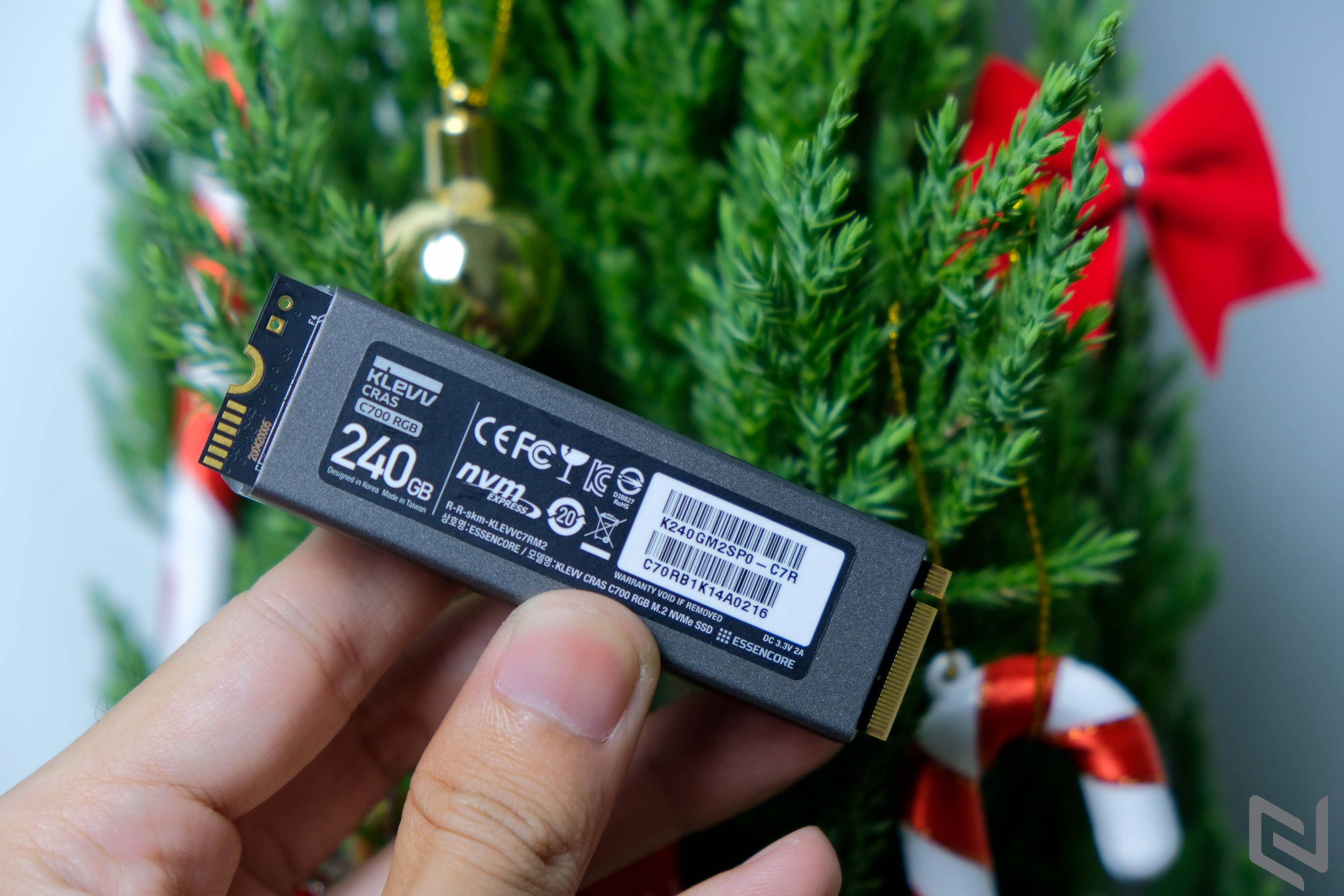 Trên tay 'cây thông noel' cho game thủ: SSD NVMe KLEVV CRAS C700 RGB