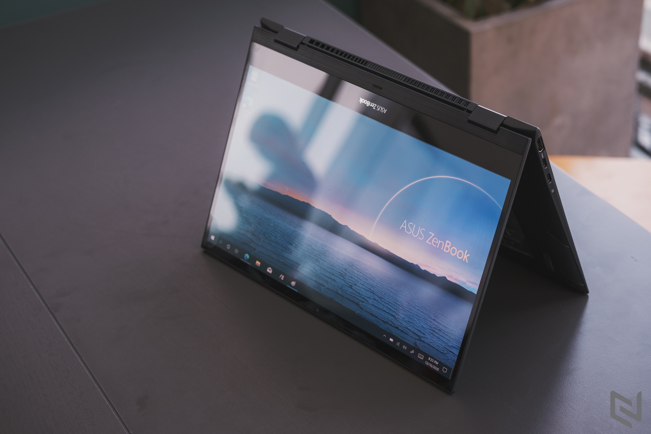 Ra mắt ASUS ZenBook Flip Series, laptop xoay gập tiên phong trang bị màn hình OLED mỏng nhất thế giới