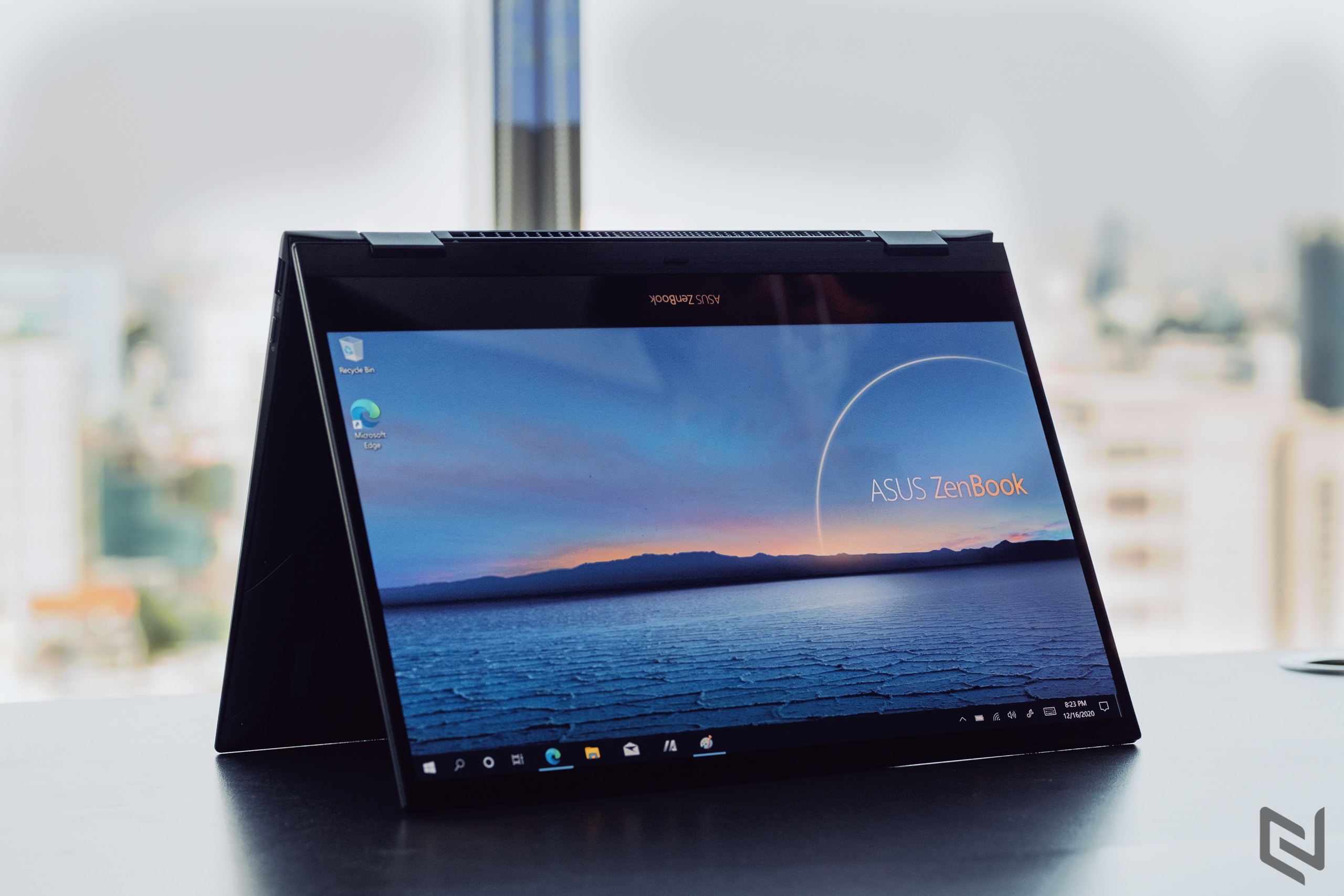 Ra mắt ASUS ZenBook Flip Series, laptop xoay gập tiên phong trang bị màn hình OLED mỏng nhất thế giới