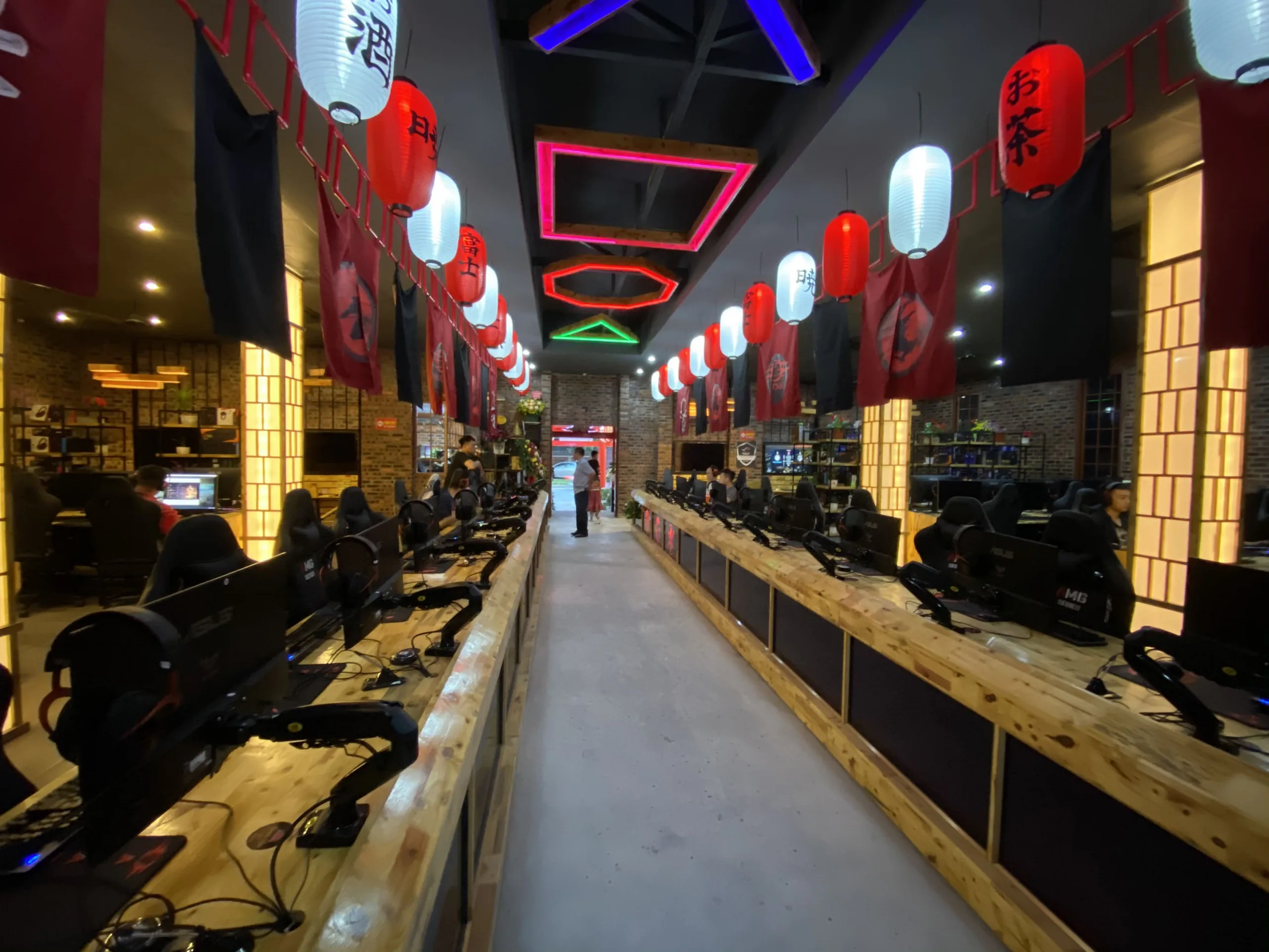 Akatsuki Gaming Store khai trương tại Nghệ An, nhiều khu khác nhau thoải mái với full máy từ ASUS