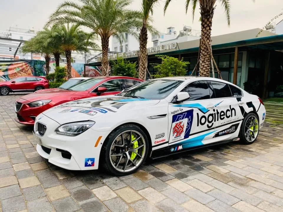 Lướt gió xế hộp BMW cùng vô lăng giả lập Logitech G29