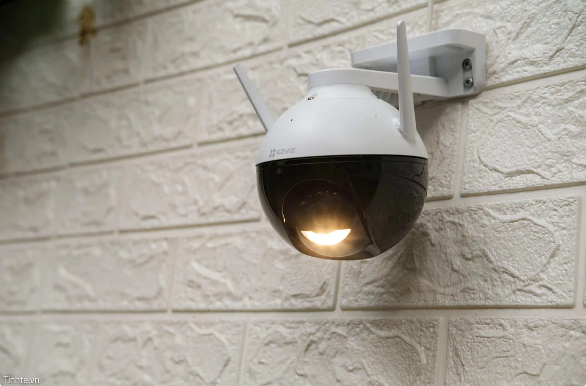 Trải nghiệm camera ngoài trời EZVIZ C8C: Camera 360 độ, khả năng quay đêm tốt