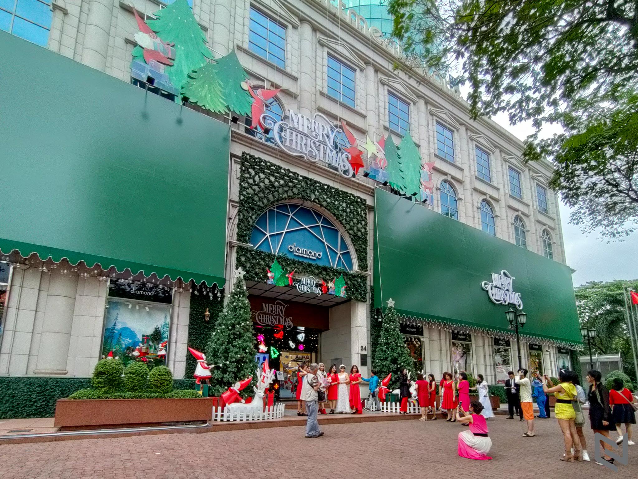 Bộ ảnh không khí Giáng sinh tại TP. Hồ Chí Minh qua ống kính camera OnePlus Nord N10 5G