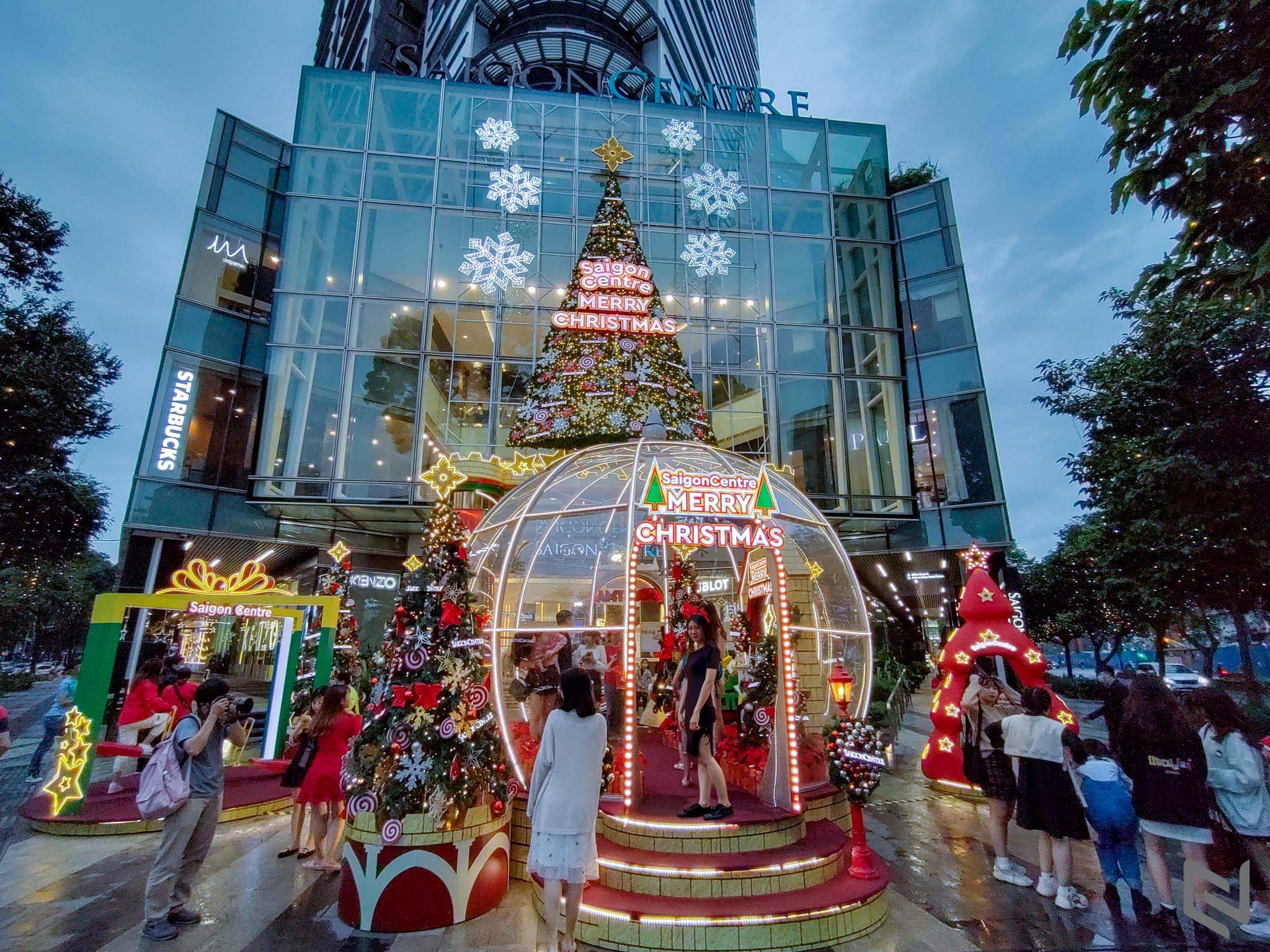 Bộ ảnh không khí Giáng sinh tại TP. Hồ Chí Minh qua ống kính camera OnePlus Nord N10 5G