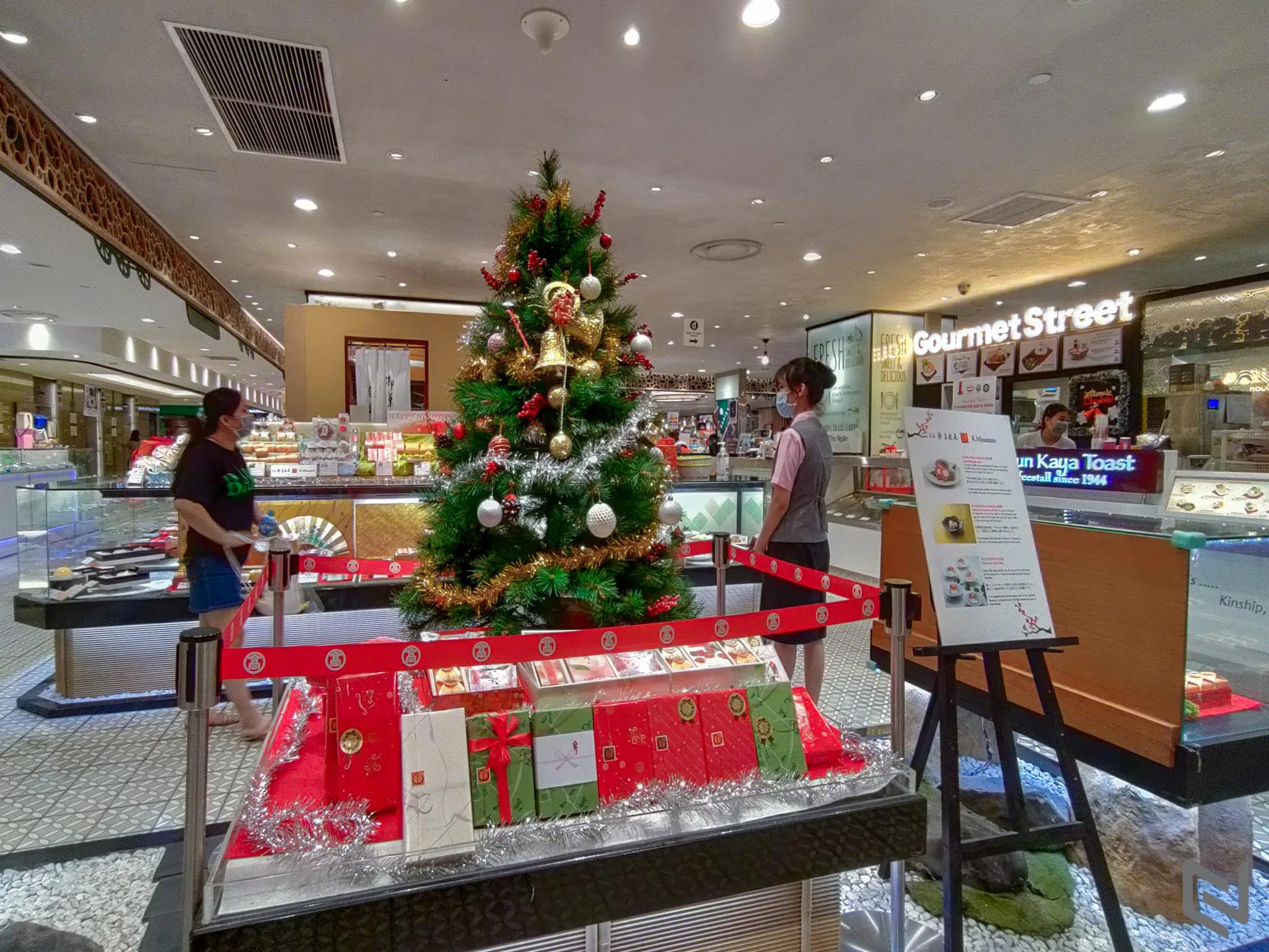 Bộ ảnh không khí Giáng sinh tại TP. Hồ Chí Minh qua ống kính camera OnePlus Nord N10 5G
