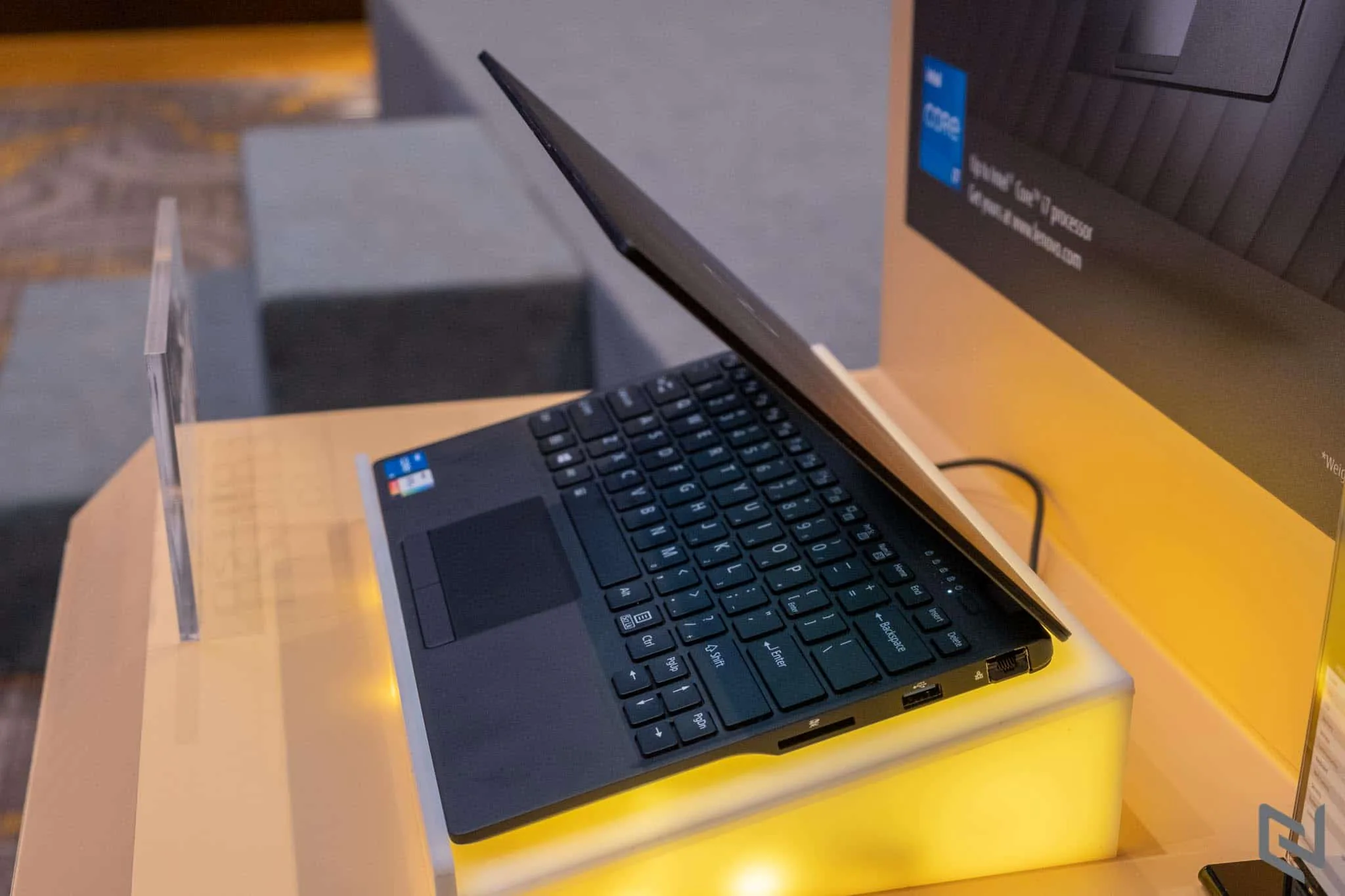Ra mắt laptop siêu mỏng nhẹ Fujitsu UH-X tại Việt Nam, giá từ 29,990,000 VND