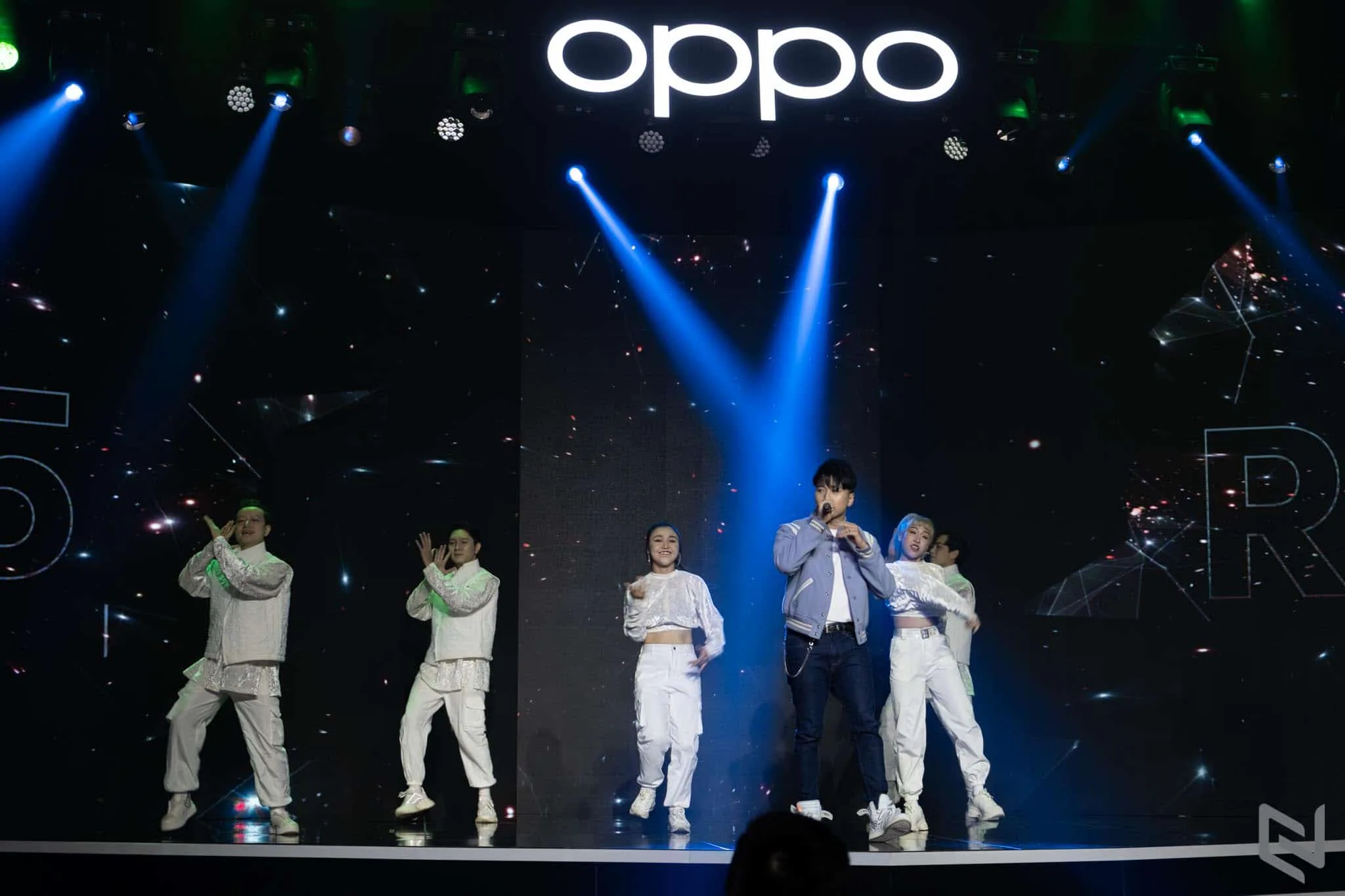 Karik hé lộ sẽ sử dụng tính năng Video hiển thị kép và phơi sáng kép của OPPO Reno5 trong MV mới
