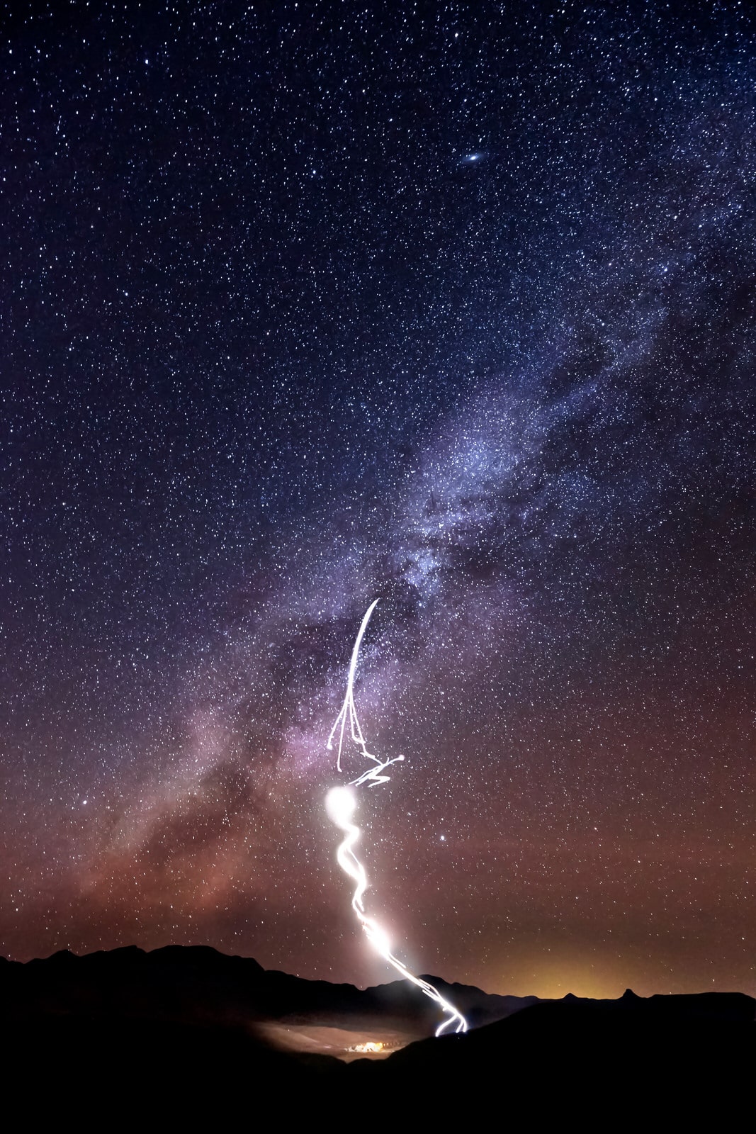 Nhiếp ảnh gia gia đã chụp được vận động viên nhảy dù trong đêm với pháo hoa với nền ảnh là Dải Ngân Hà