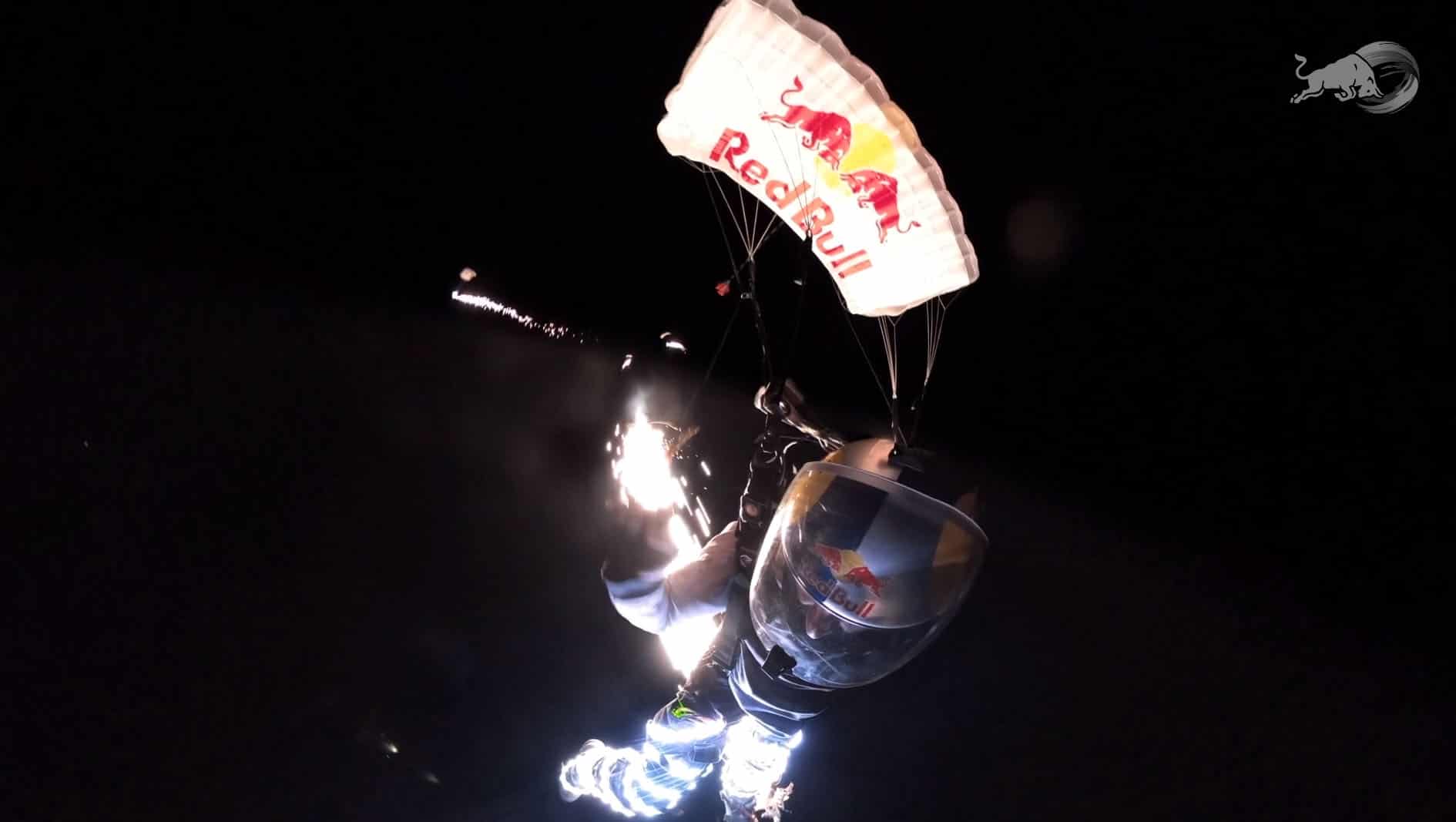 Nhiếp ảnh gia gia đã chụp được vận động viên nhảy dù trong đêm với pháo hoa với nền ảnh là Dải Ngân Hà