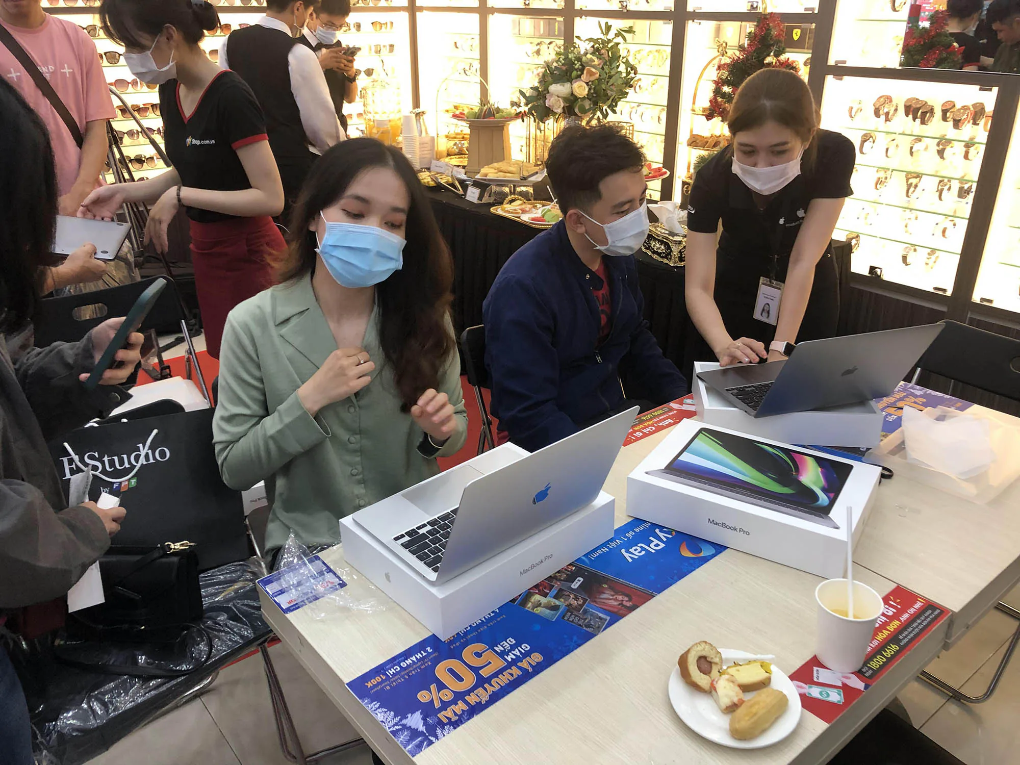 FPT Shop là chuỗi cửa hàng chính hãng đầu tiên mở bán MacBook M1 2020 tại Việt Nam