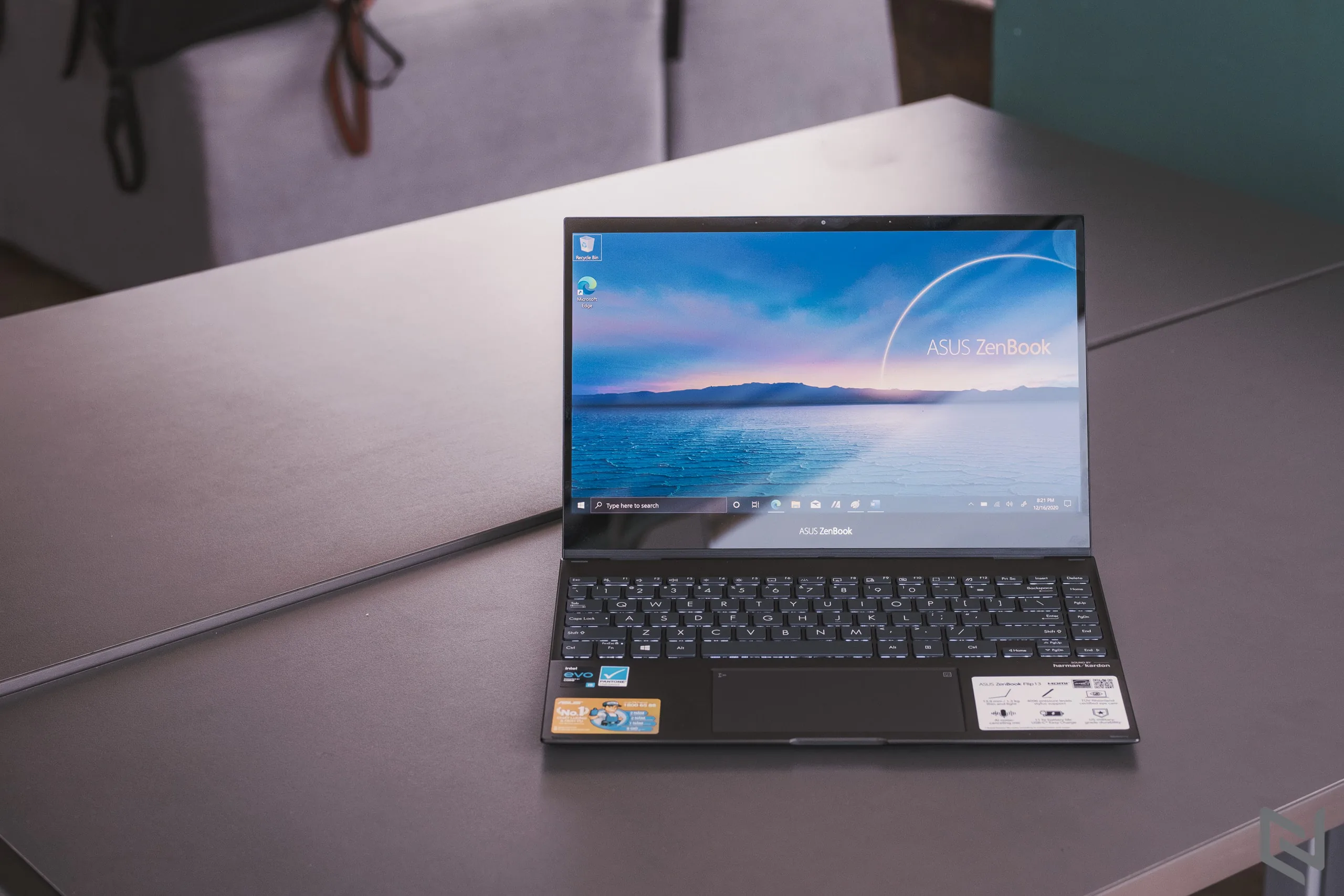 Ra mắt ASUS ZenBook Flip Series, laptop xoay gập tiên phong trang bị màn hình OLED mỏng nhất thế giới