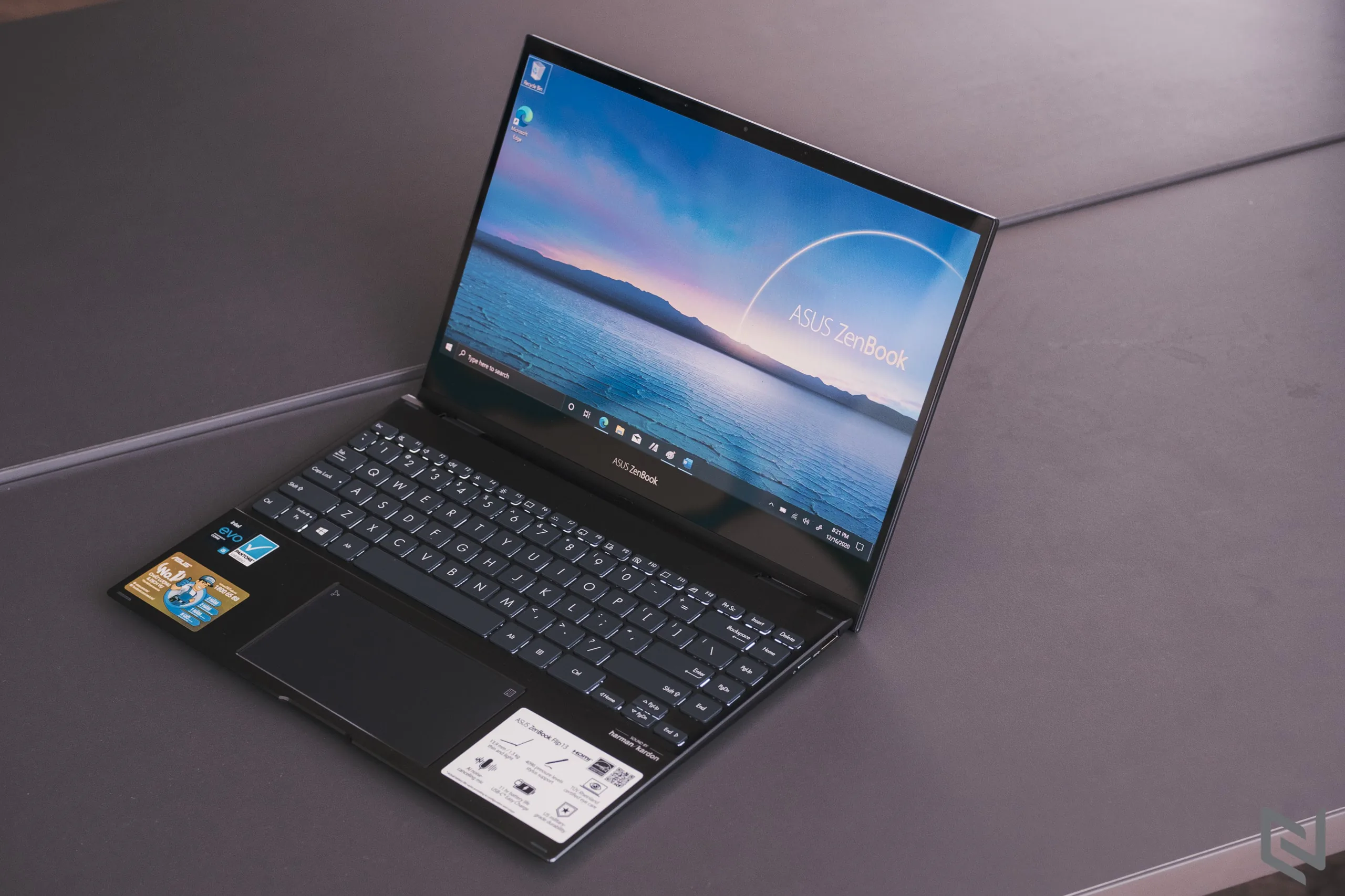 Ra mắt ASUS ZenBook Flip Series, laptop xoay gập tiên phong trang bị màn hình OLED mỏng nhất thế giới